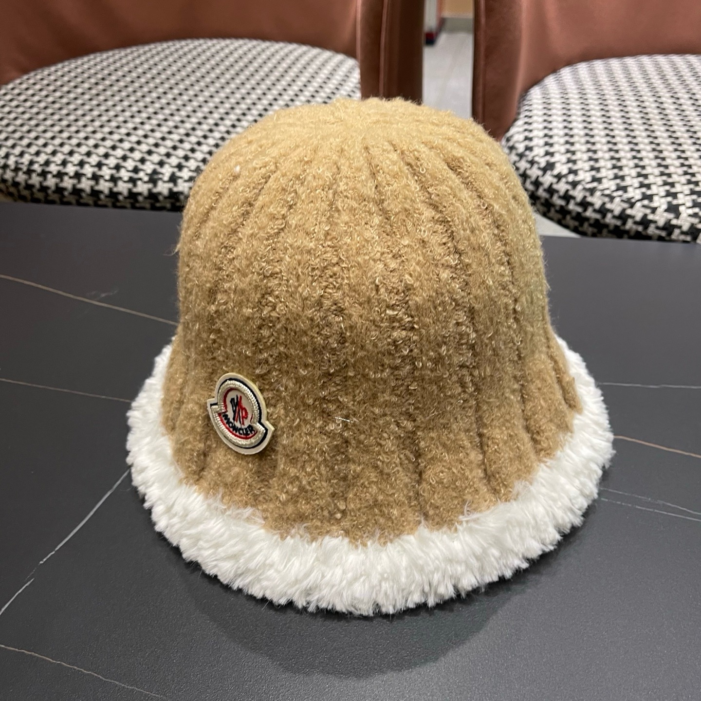 MONCLER（蒙口）拼色帽边毛绒渔夫帽子秋冬季保暖时尚百搭女大头围显脸小休闲盆帽