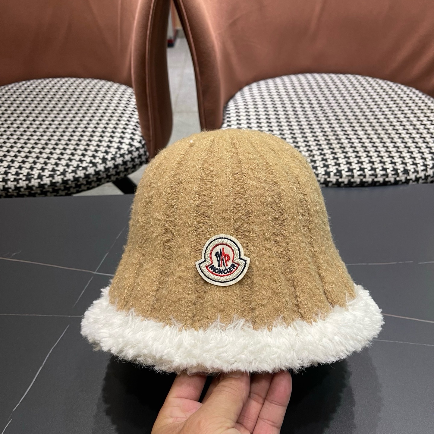 MONCLER（蒙口）拼色帽边毛绒渔夫帽子秋冬季保暖时尚百搭女大头围显脸小休闲盆帽