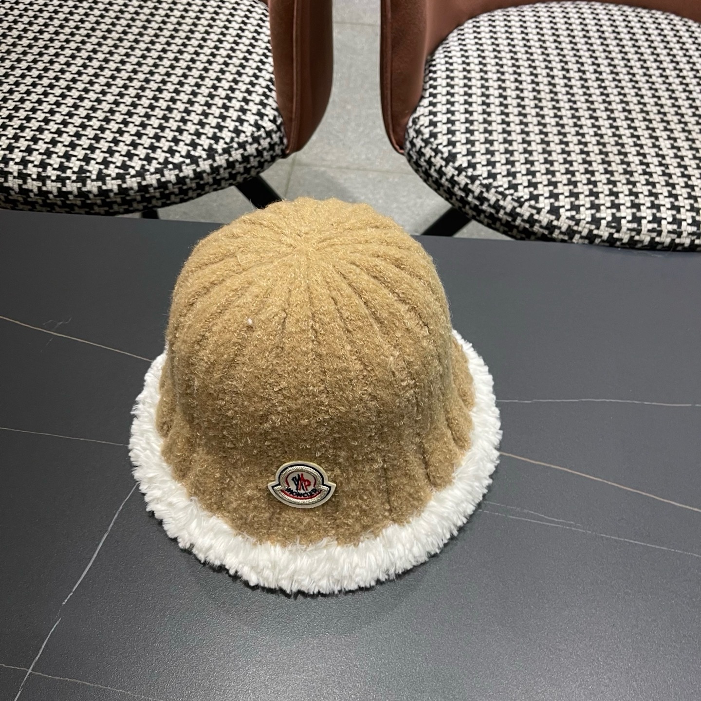 MONCLER（蒙口）拼色帽边毛绒渔夫帽子秋冬季保暖时尚百搭女大头围显脸小休闲盆帽