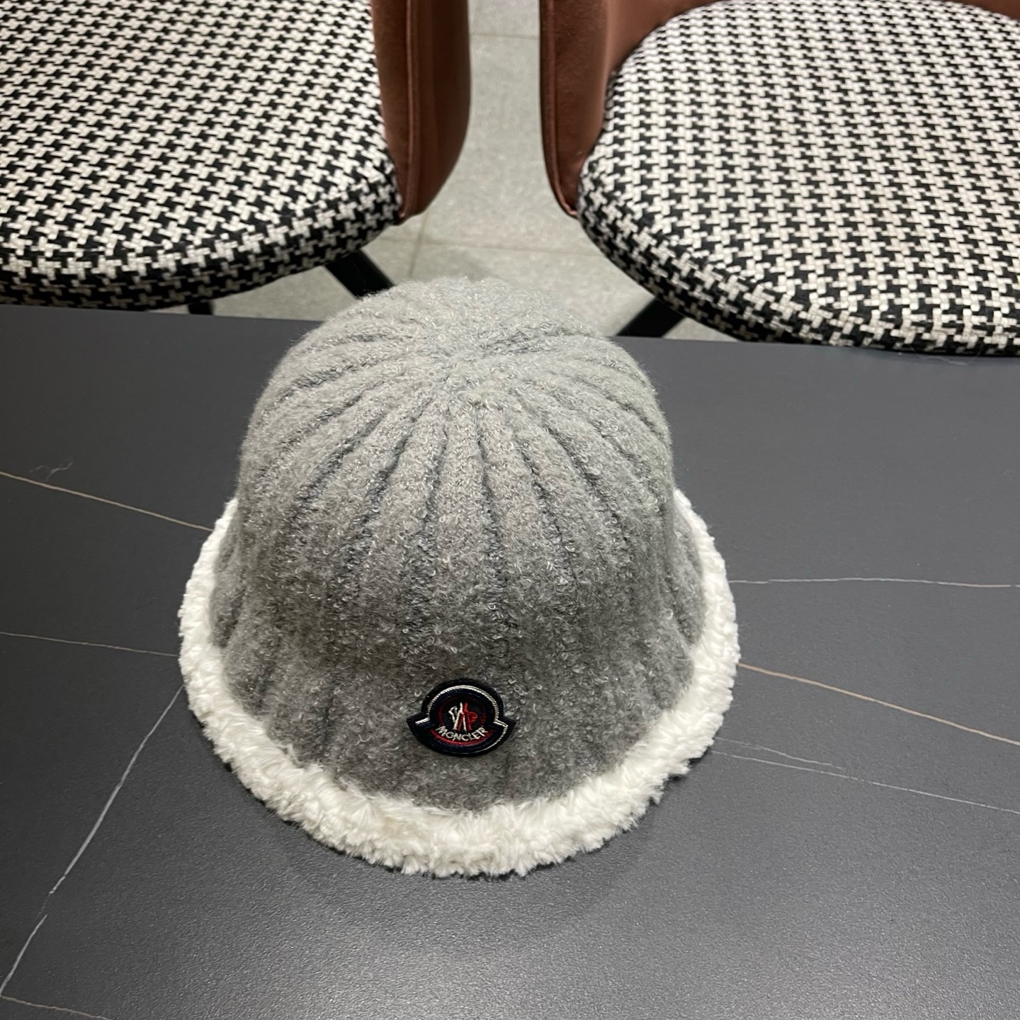 MONCLER（蒙口）拼色帽边毛绒渔夫帽子秋冬季保暖时尚百搭女大头围显脸小休闲盆帽