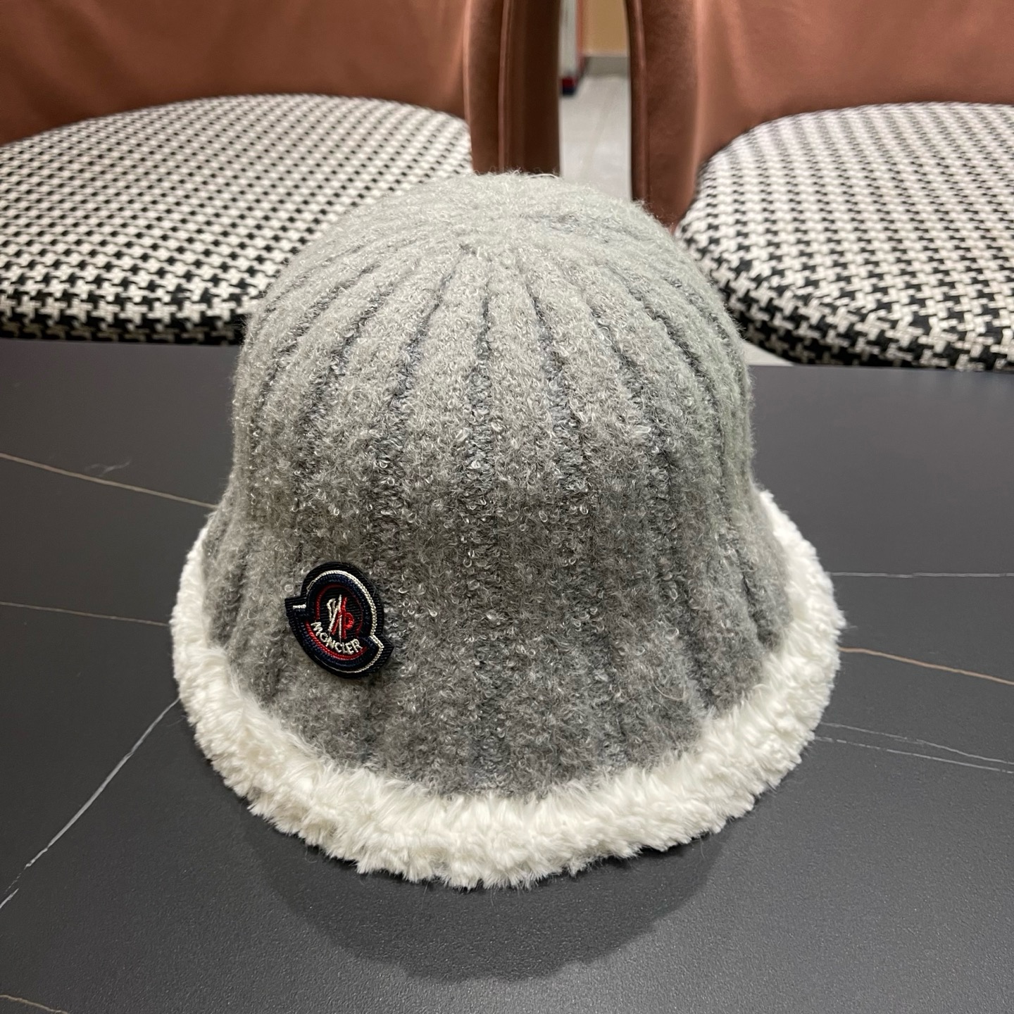 MONCLER（蒙口）拼色帽边毛绒渔夫帽子秋冬季保暖时尚百搭女大头围显脸小休闲盆帽