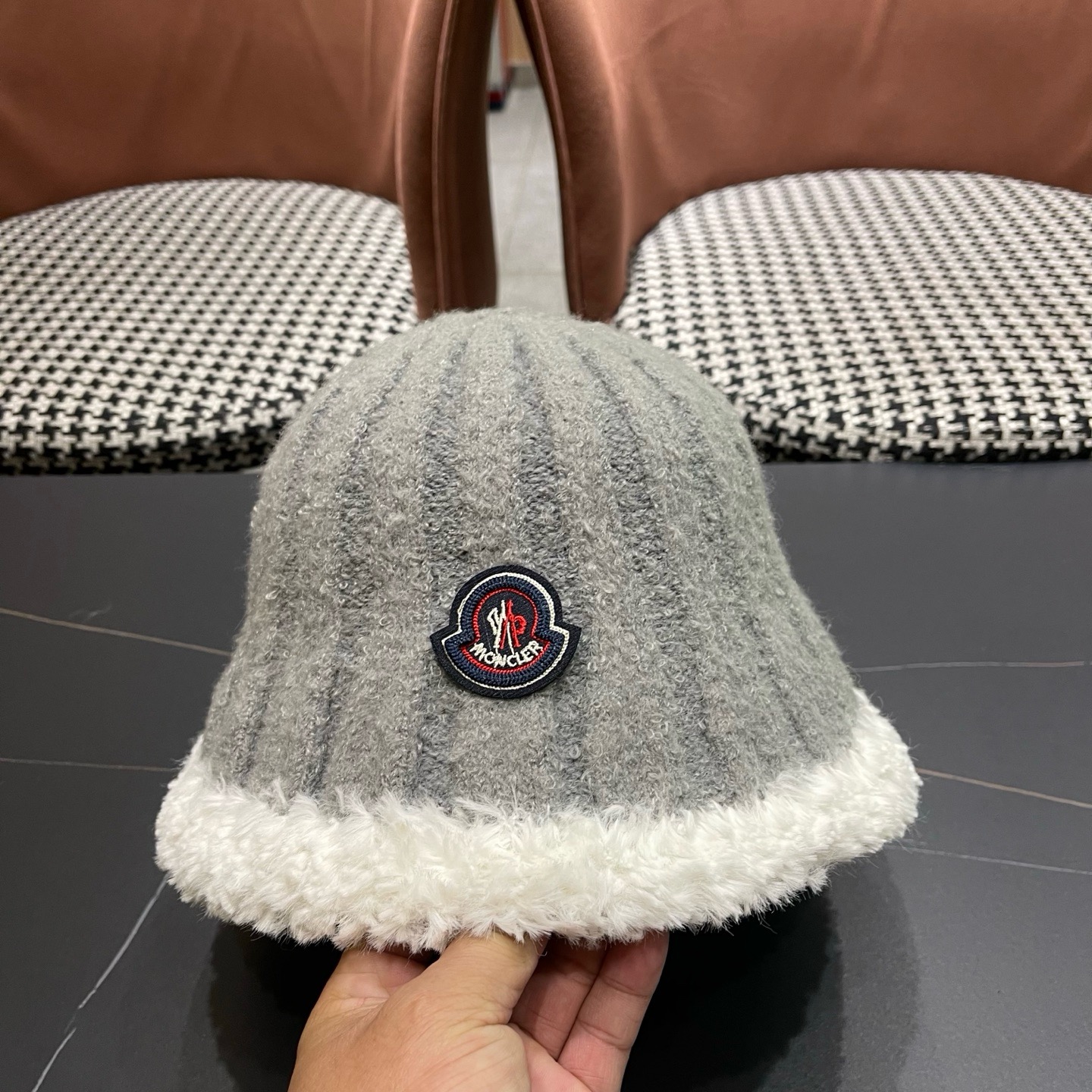 MONCLER（蒙口）拼色帽边毛绒渔夫帽子秋冬季保暖时尚百搭女大头围显脸小休闲盆帽