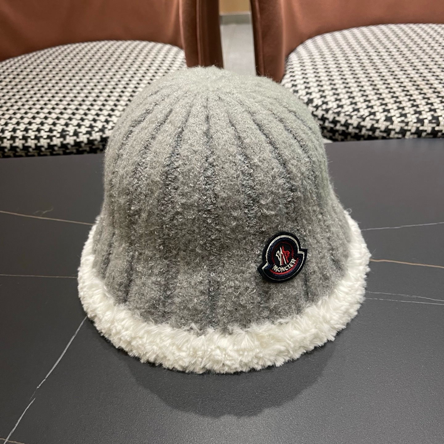 MONCLER（蒙口）拼色帽边毛绒渔夫帽子秋冬季保暖时尚百搭女大头围显脸小休闲盆帽