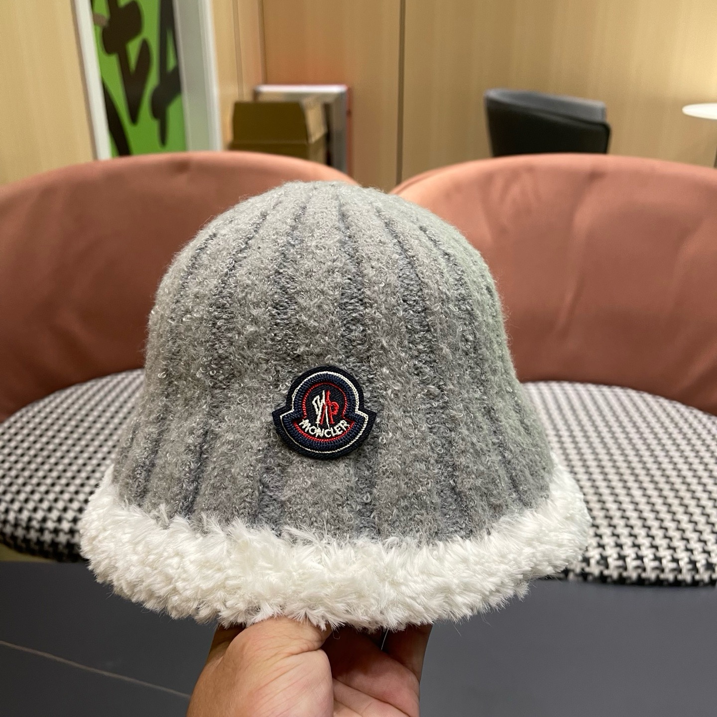 MONCLER（蒙口）拼色帽边毛绒渔夫帽子秋冬季保暖时尚百搭女大头围显脸小休闲盆帽