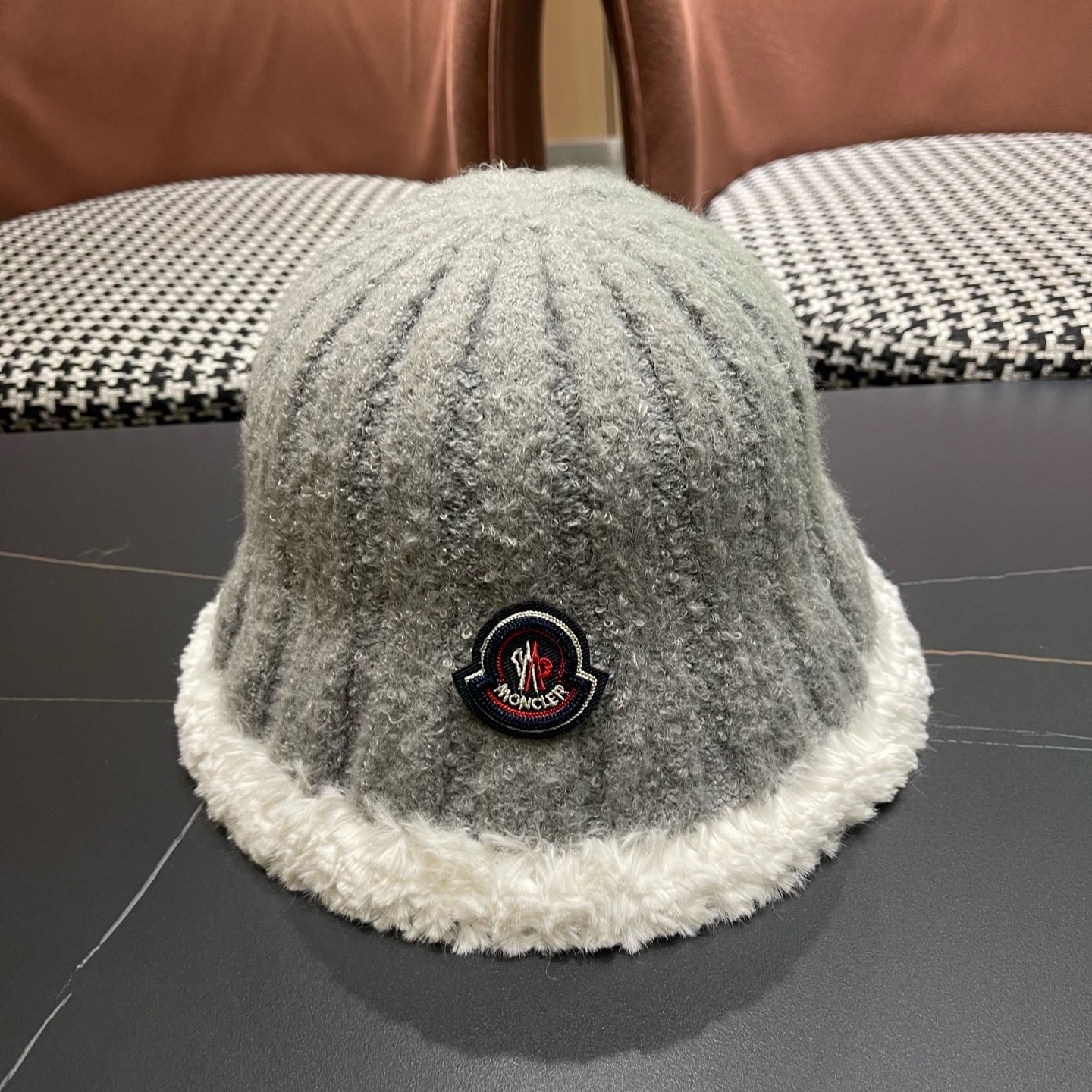 MONCLER（蒙口）拼色帽边毛绒渔夫帽子秋冬季保暖时尚百搭女大头围显脸小休闲盆帽
