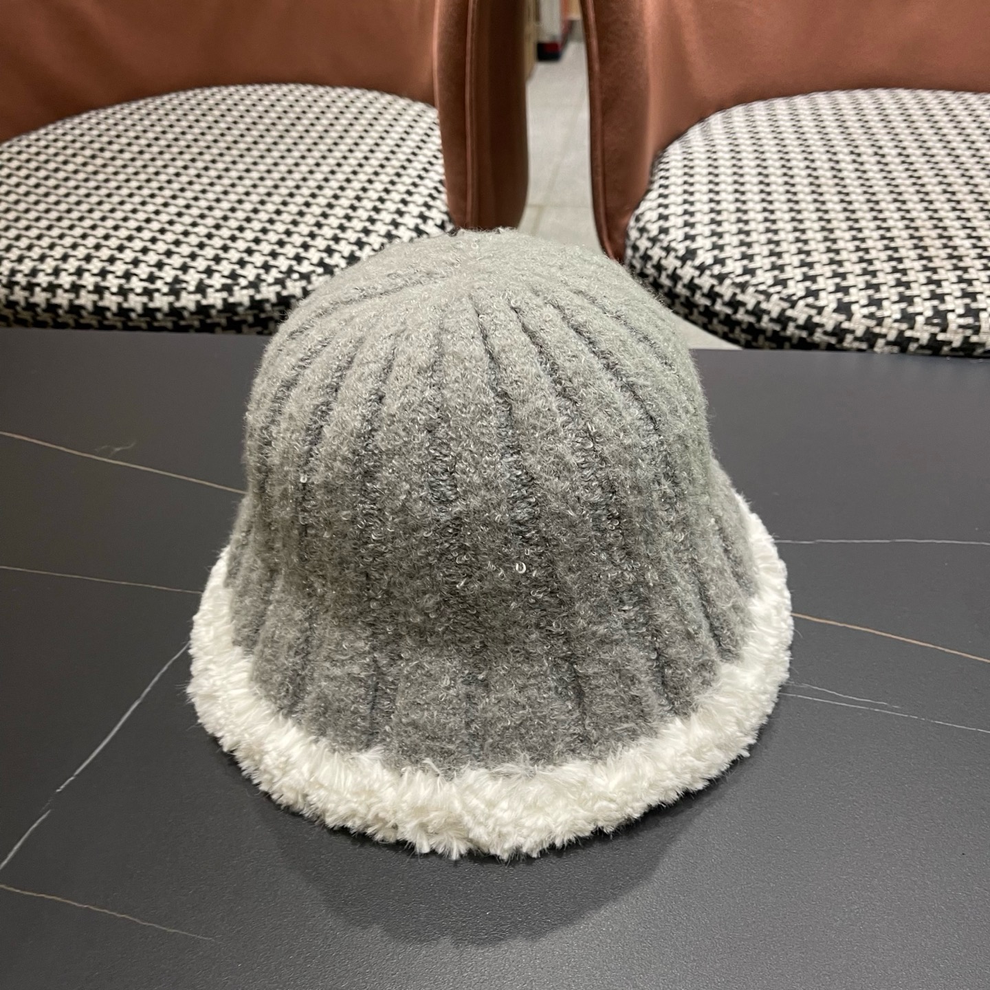 MONCLER（蒙口）拼色帽边毛绒渔夫帽子秋冬季保暖时尚百搭女大头围显脸小休闲盆帽