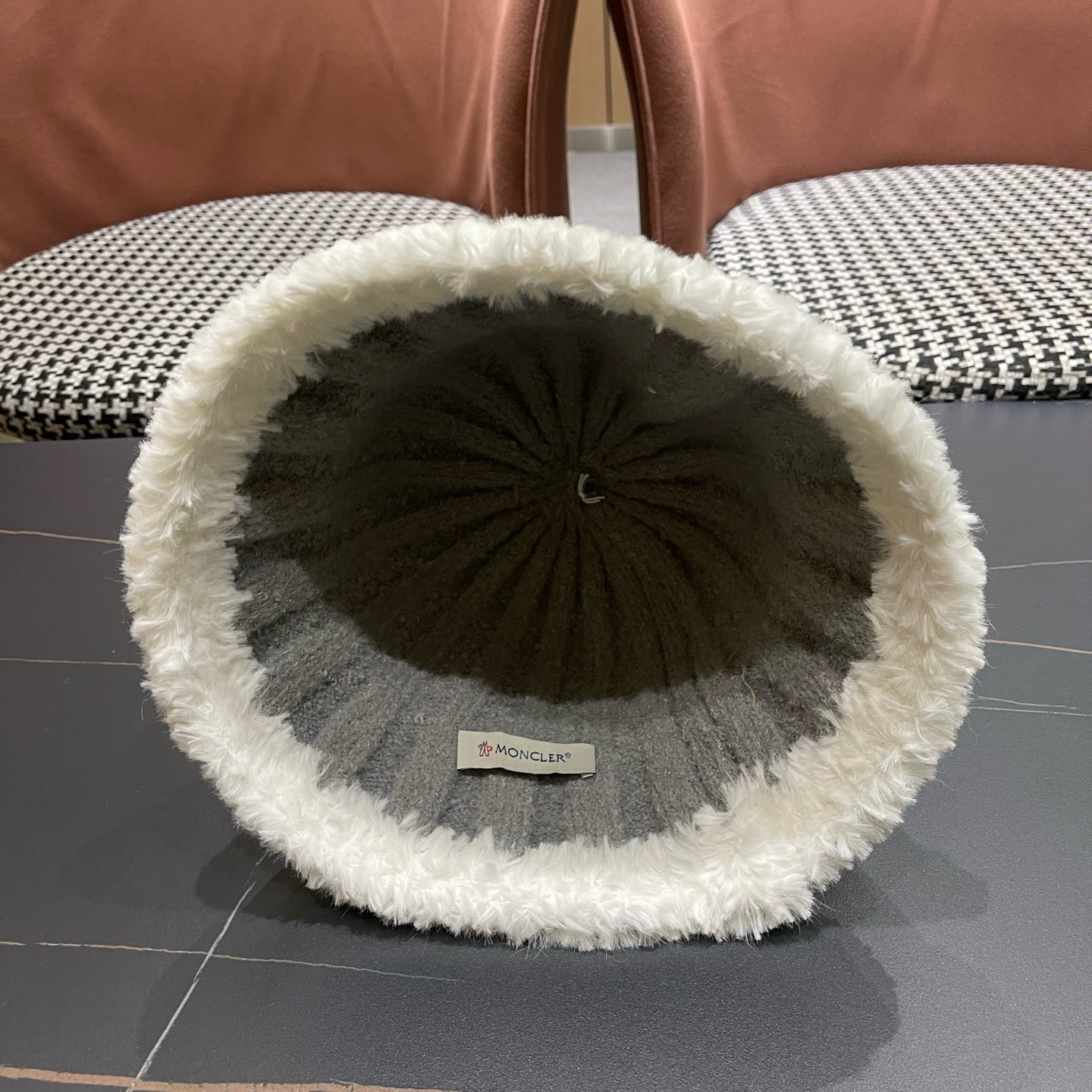 MONCLER（蒙口）拼色帽边毛绒渔夫帽子秋冬季保暖时尚百搭女大头围显脸小休闲盆帽
