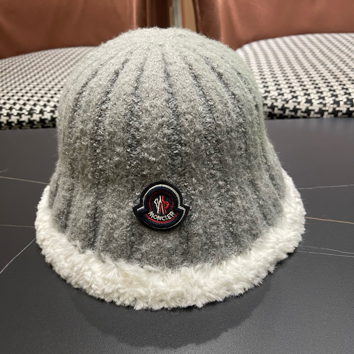 MONCLER（蒙口）拼色帽边毛绒渔夫帽子秋冬季保暖时尚百搭女大头围显脸小休闲盆帽