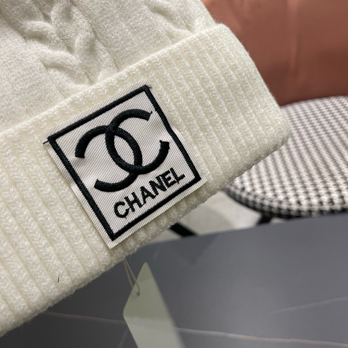 CHANEL香奈儿秋冬毛线帽简直质感从头开始了！巨推荐大家 这顶不管什么类型的衣服都好配 💖休闲和甜美都能牢牢拿捏！