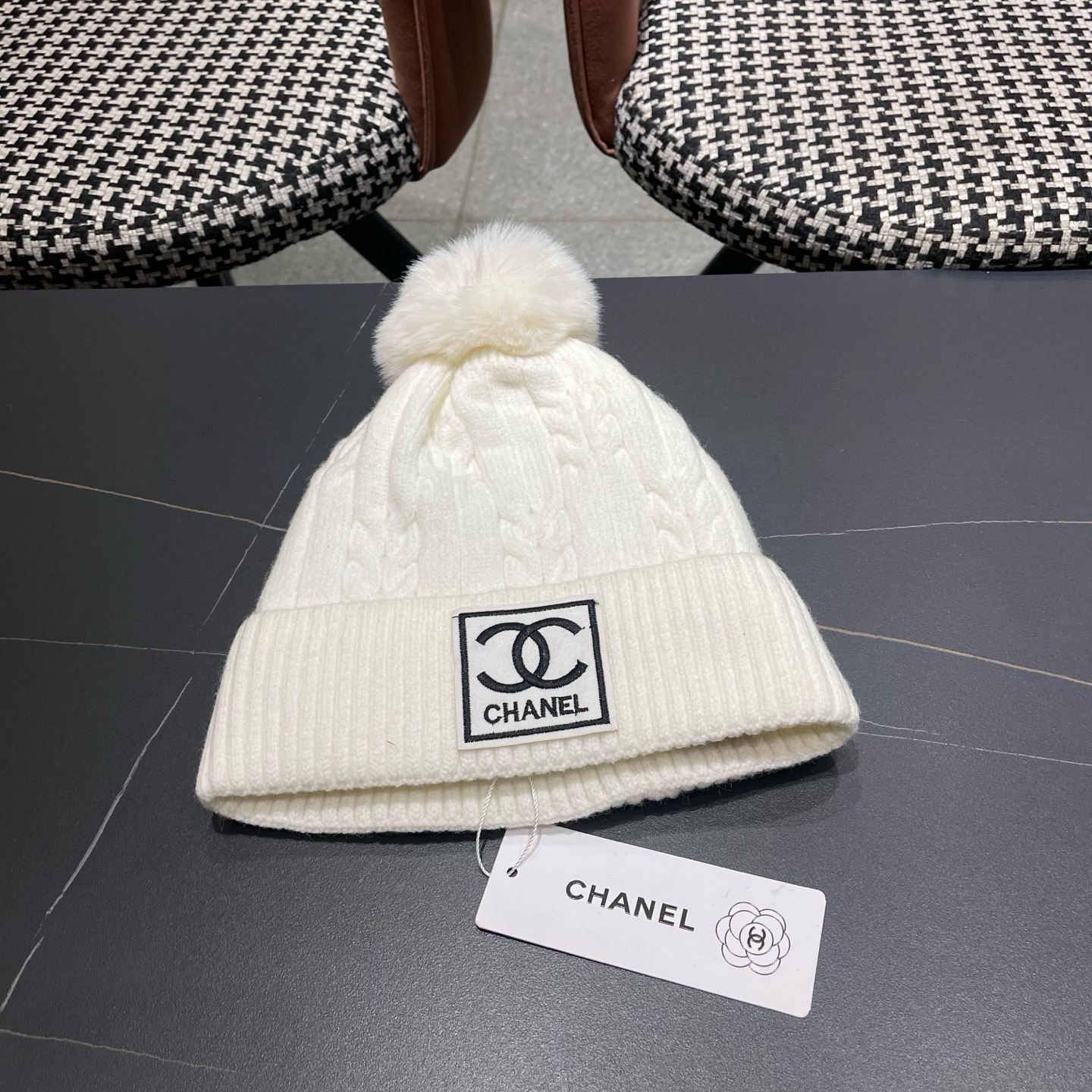 CHANEL香奈儿秋冬毛线帽简直质感从头开始了！巨推荐大家 这顶不管什么类型的衣服都好配 💖休闲和甜美都能牢牢拿捏！