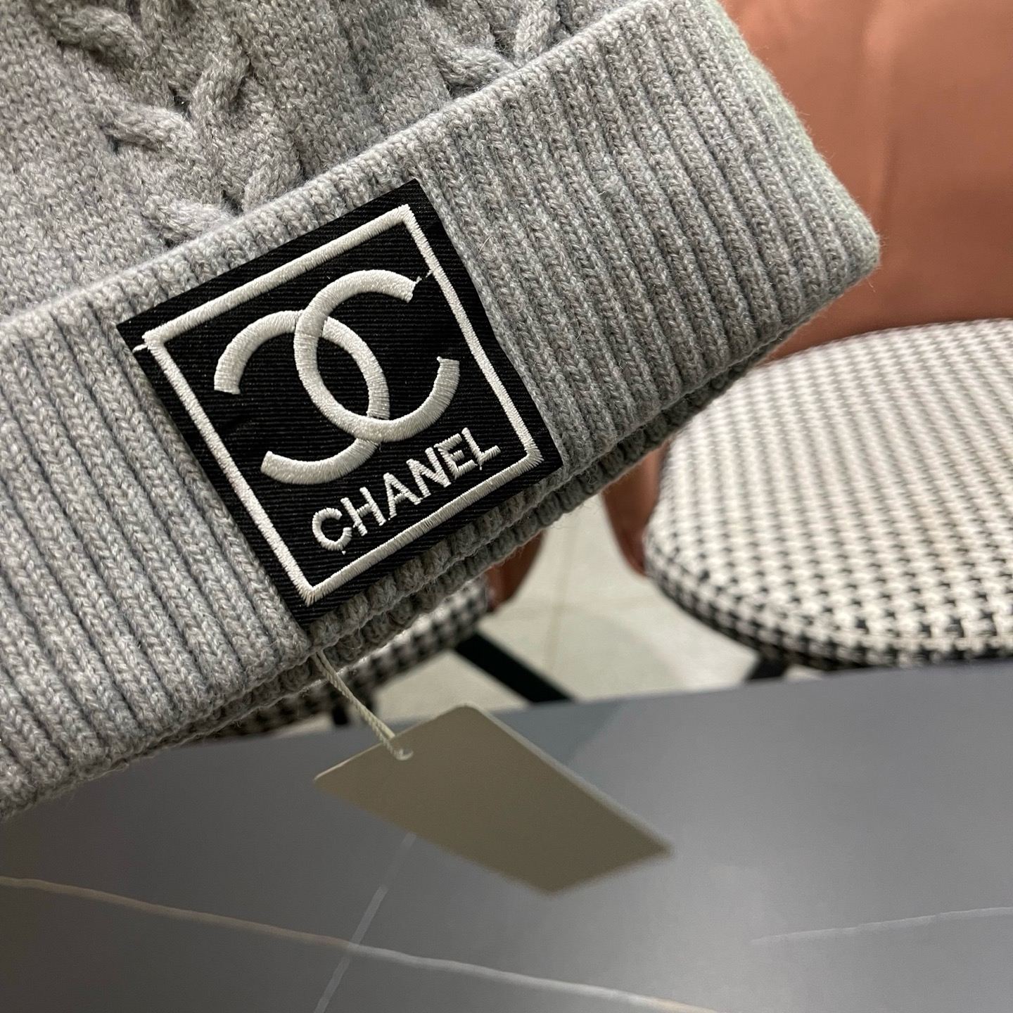 CHANEL香奈儿秋冬毛线帽简直质感从头开始了！巨推荐大家 这顶不管什么类型的衣服都好配 💖休闲和甜美都能牢牢拿捏！