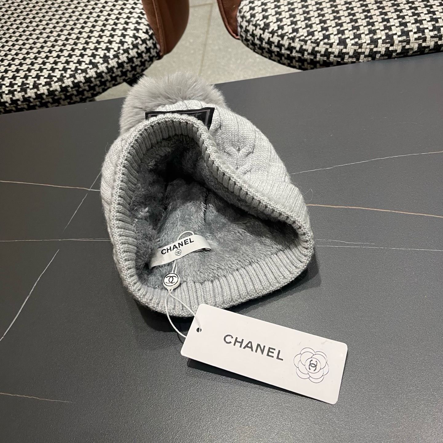 CHANEL香奈儿秋冬毛线帽简直质感从头开始了！巨推荐大家 这顶不管什么类型的衣服都好配 💖休闲和甜美都能牢牢拿捏！