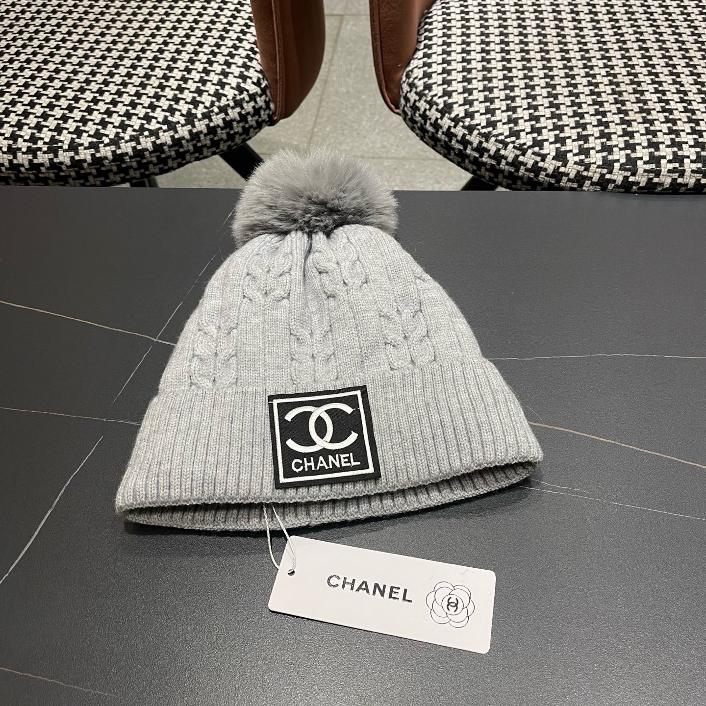 CHANEL香奈儿秋冬毛线帽简直质感从头开始了！巨推荐大家 这顶不管什么类型的衣服都好配 💖休闲和甜美都能牢牢拿捏！