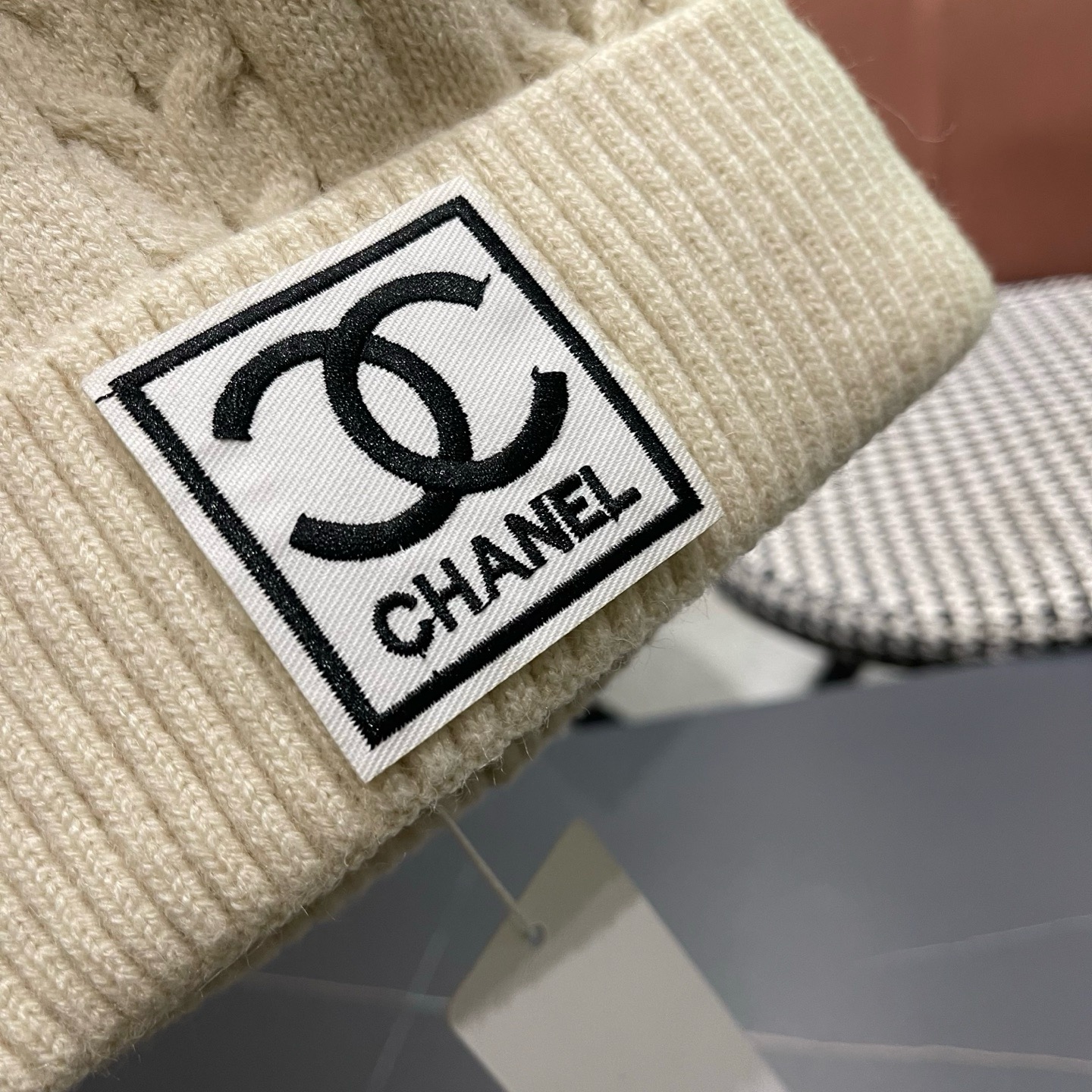 CHANEL香奈儿秋冬毛线帽简直质感从头开始了！巨推荐大家 这顶不管什么类型的衣服都好配 💖休闲和甜美都能牢牢拿捏！