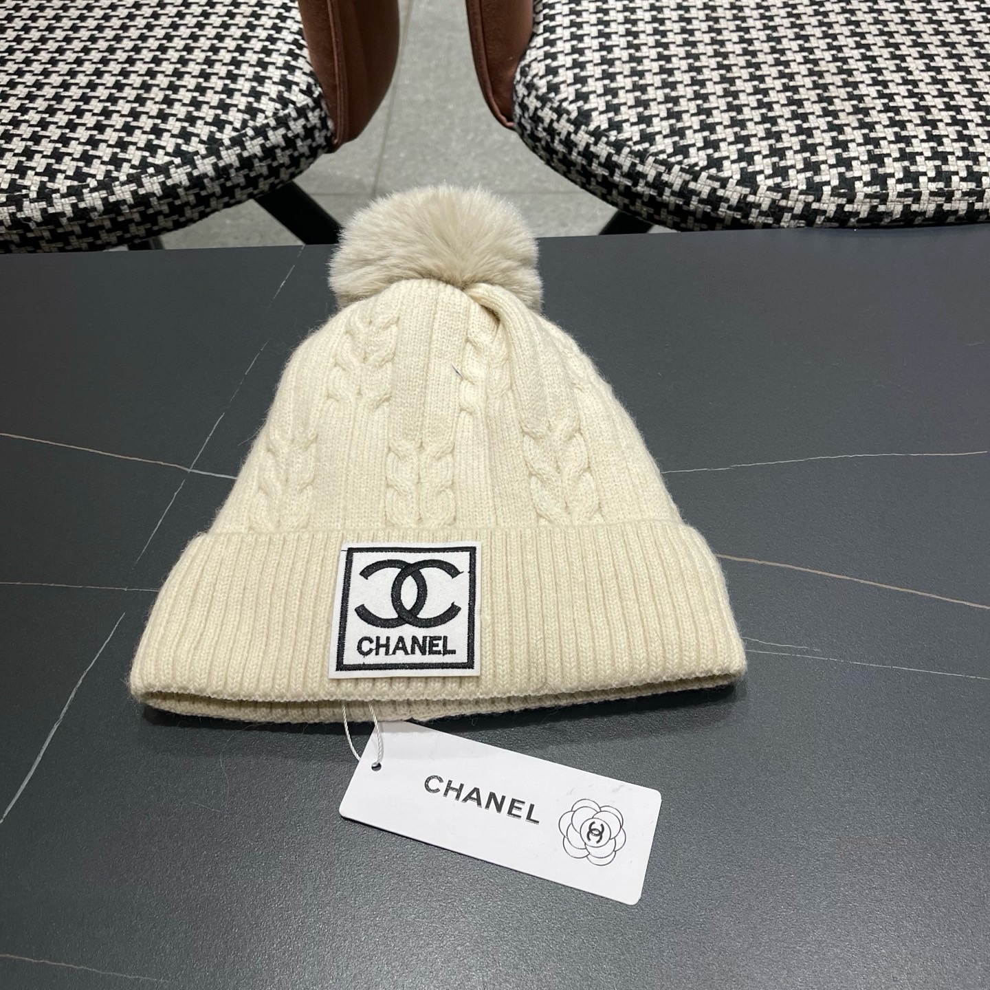 CHANEL香奈儿秋冬毛线帽简直质感从头开始了！巨推荐大家 这顶不管什么类型的衣服都好配 💖休闲和甜美都能牢牢拿捏！