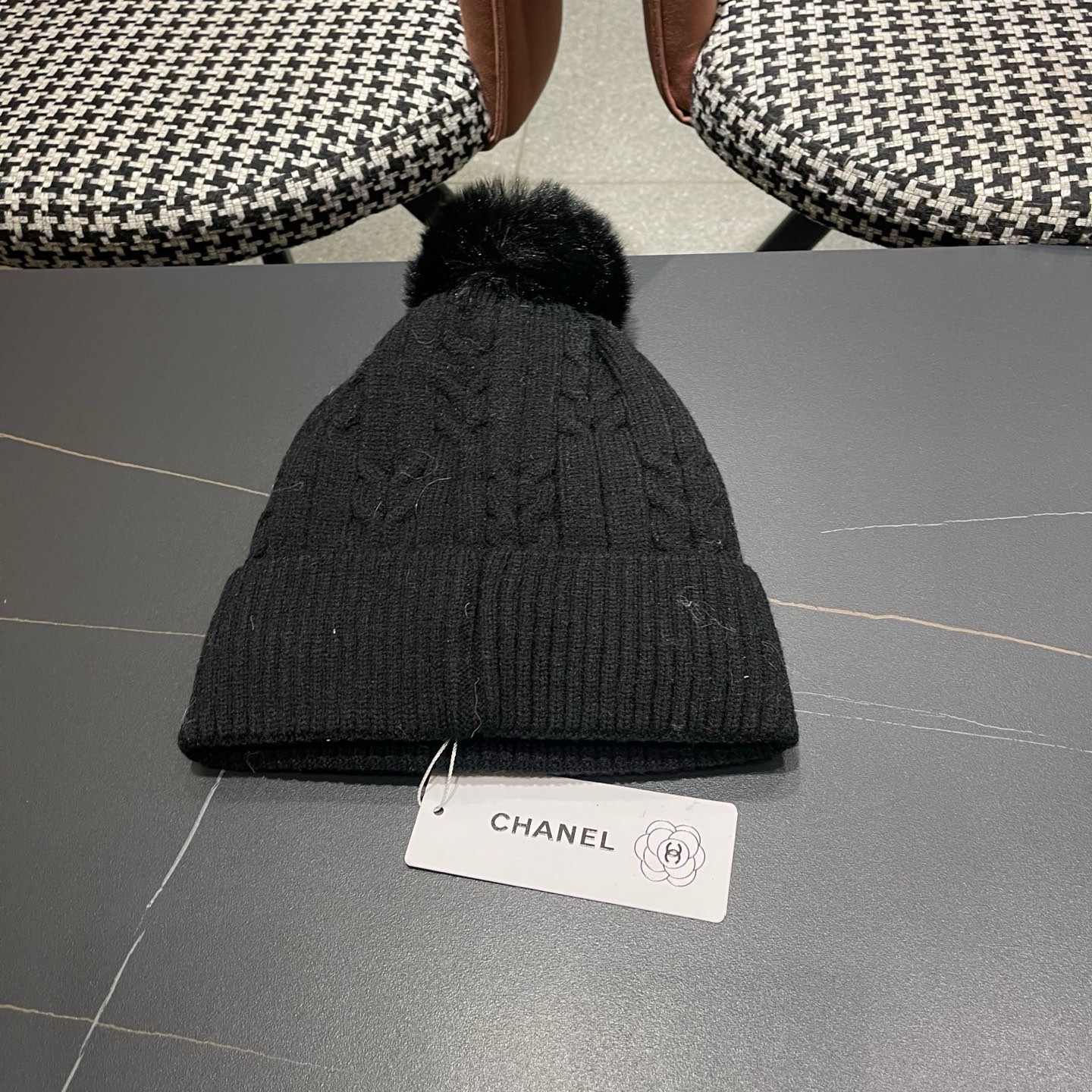 CHANEL香奈儿秋冬毛线帽简直质感从头开始了！巨推荐大家 这顶不管什么类型的衣服都好配 💖休闲和甜美都能牢牢拿捏！