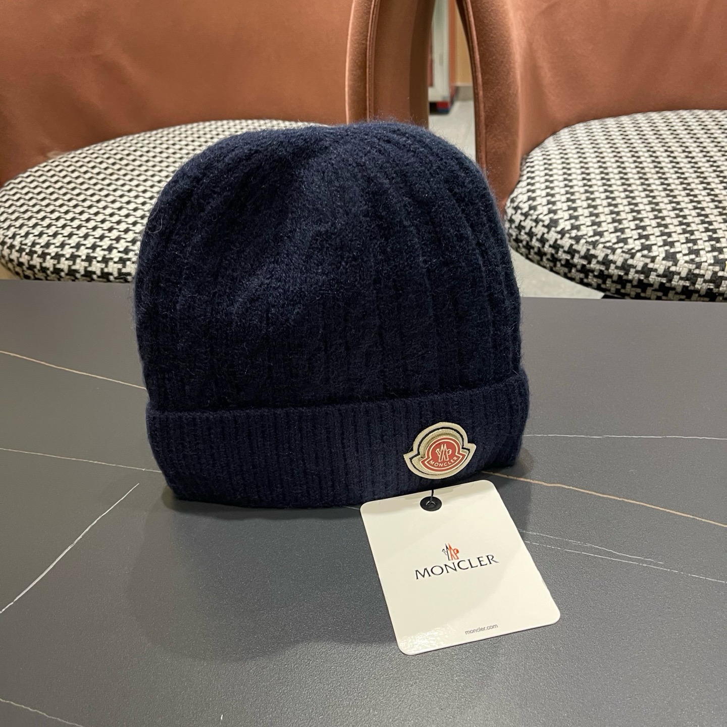 Moncler蒙口新款羊毛毛线帽毛茸茸的就在头顶，保暖又舒适，配大衣还是羽绒服，都是冬日里的最佳拍档。