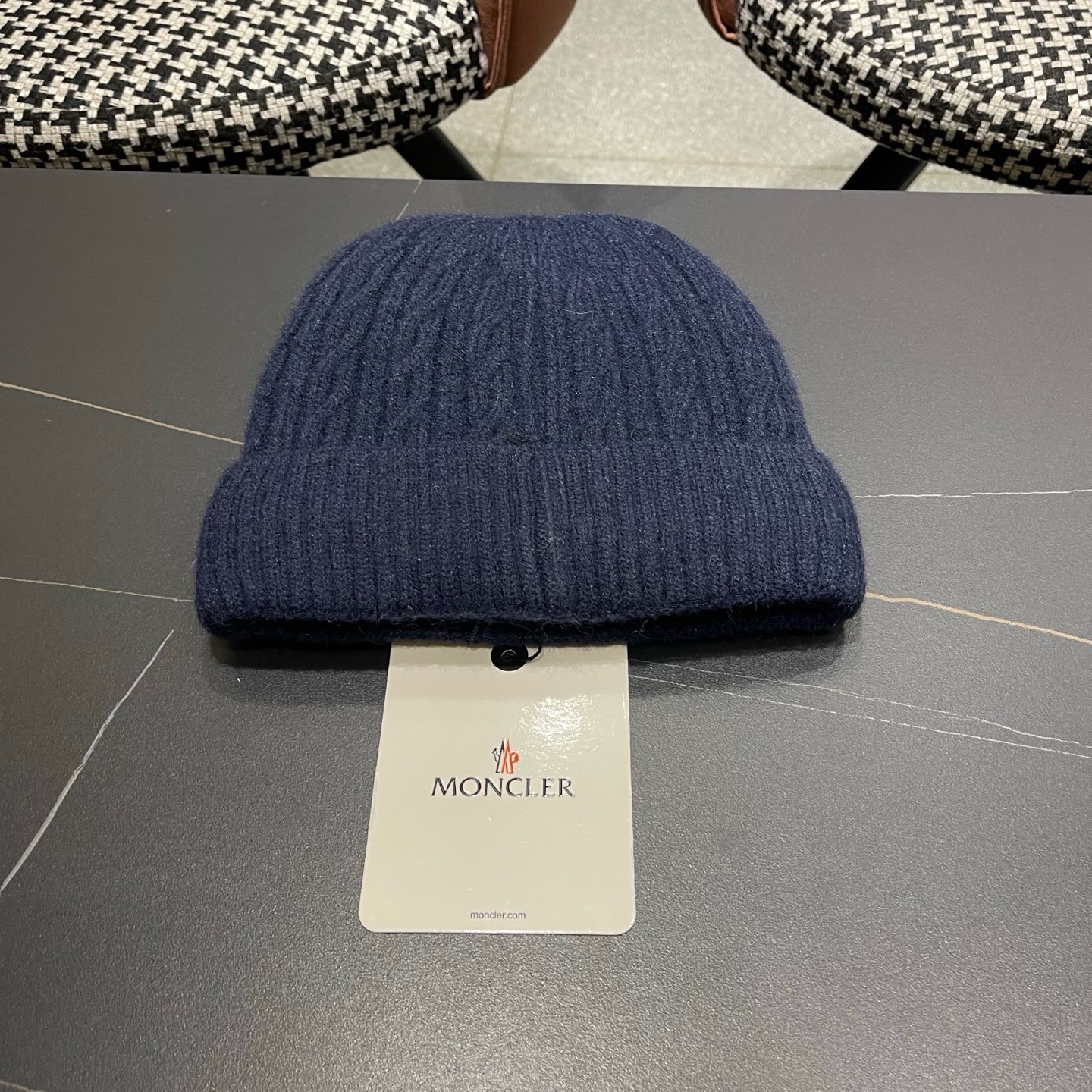 Moncler蒙口新款羊毛毛线帽毛茸茸的就在头顶，保暖又舒适，配大衣还是羽绒服，都是冬日里的最佳拍档。