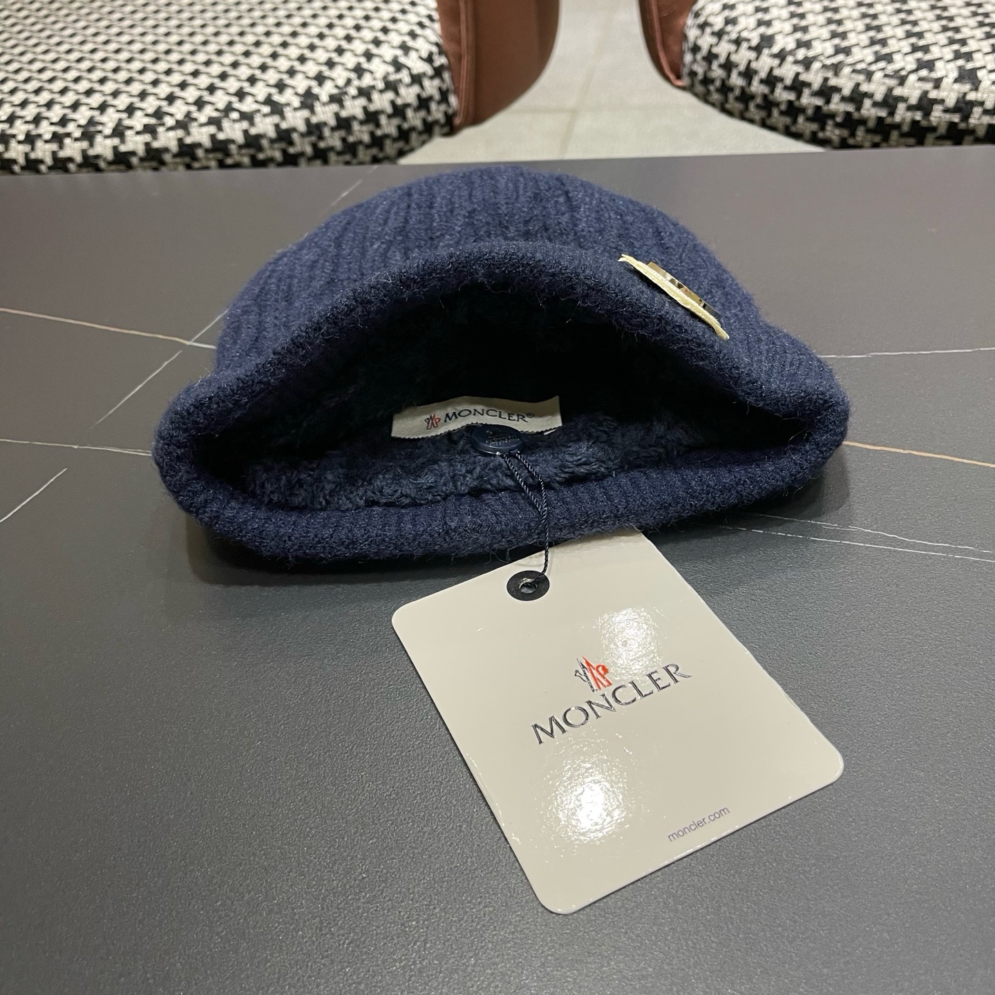 Moncler蒙口新款羊毛毛线帽毛茸茸的就在头顶，保暖又舒适，配大衣还是羽绒服，都是冬日里的最佳拍档。