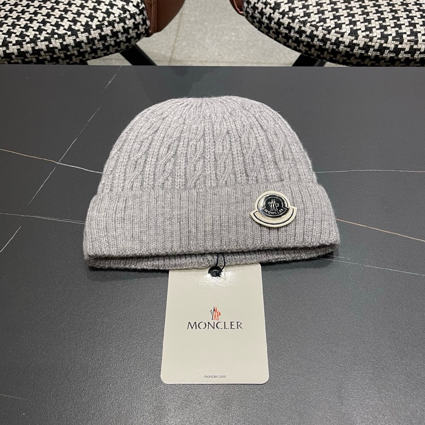 Moncler蒙口新款羊毛毛线帽毛茸茸的就在头顶，保暖又舒适，配大衣还是羽绒服，都是冬日里的最佳拍档。