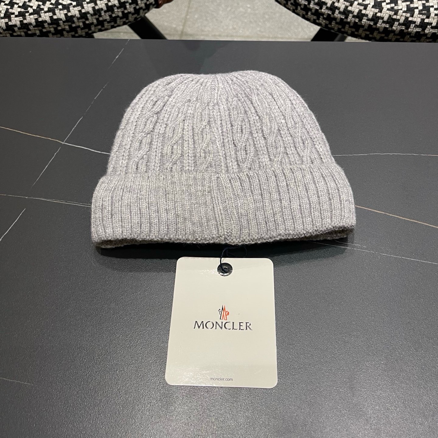 Moncler蒙口新款羊毛毛线帽毛茸茸的就在头顶，保暖又舒适，配大衣还是羽绒服，都是冬日里的最佳拍档。