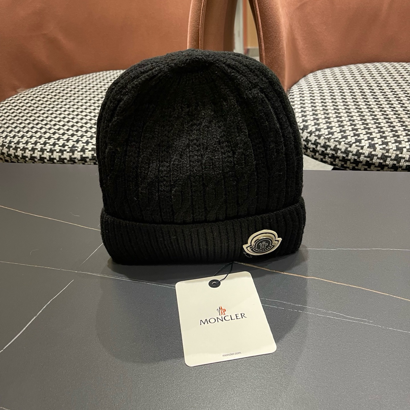 Moncler蒙口新款羊毛毛线帽毛茸茸的就在头顶，保暖又舒适，配大衣还是羽绒服，都是冬日里的最佳拍档。