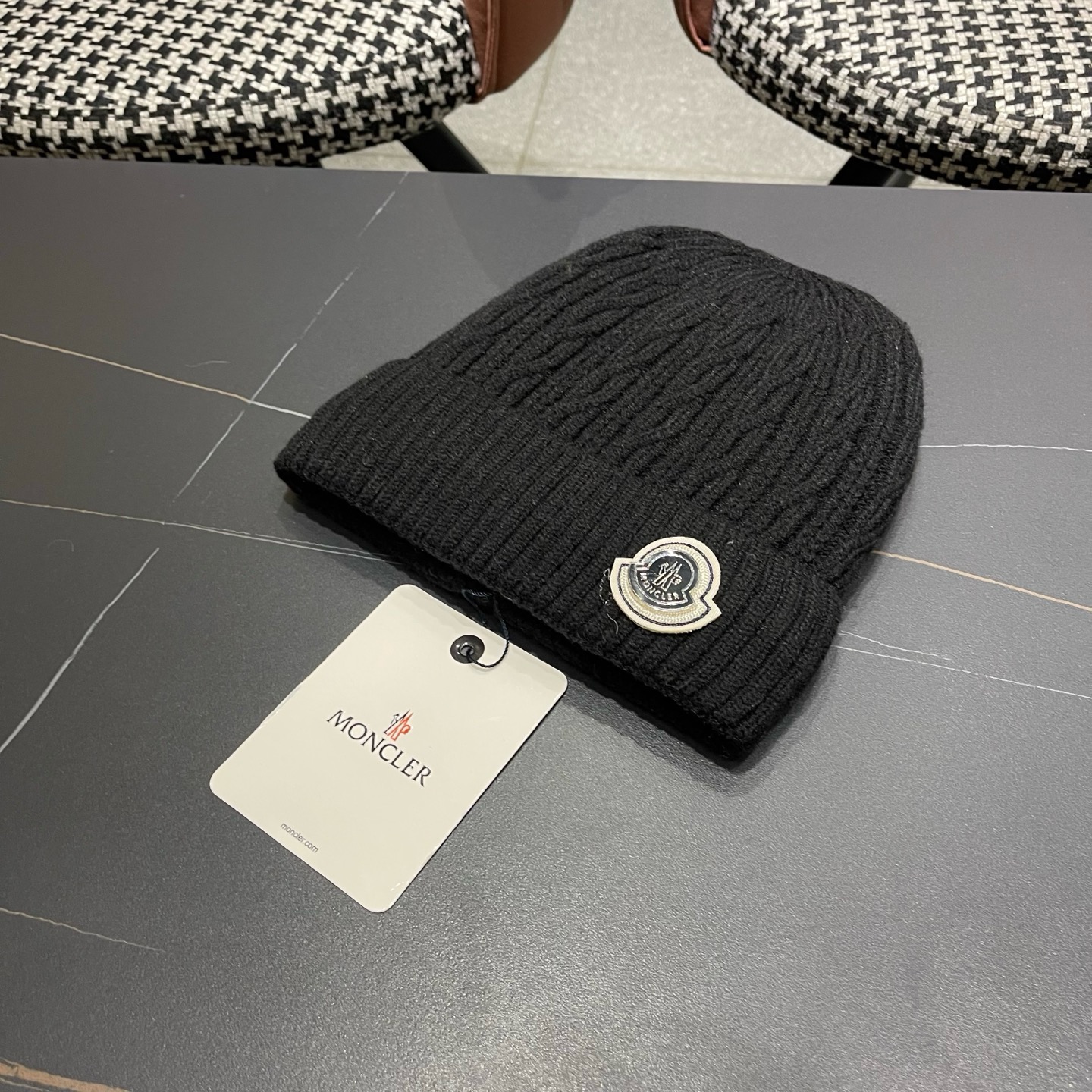 Moncler蒙口新款羊毛毛线帽毛茸茸的就在头顶，保暖又舒适，配大衣还是羽绒服，都是冬日里的最佳拍档。