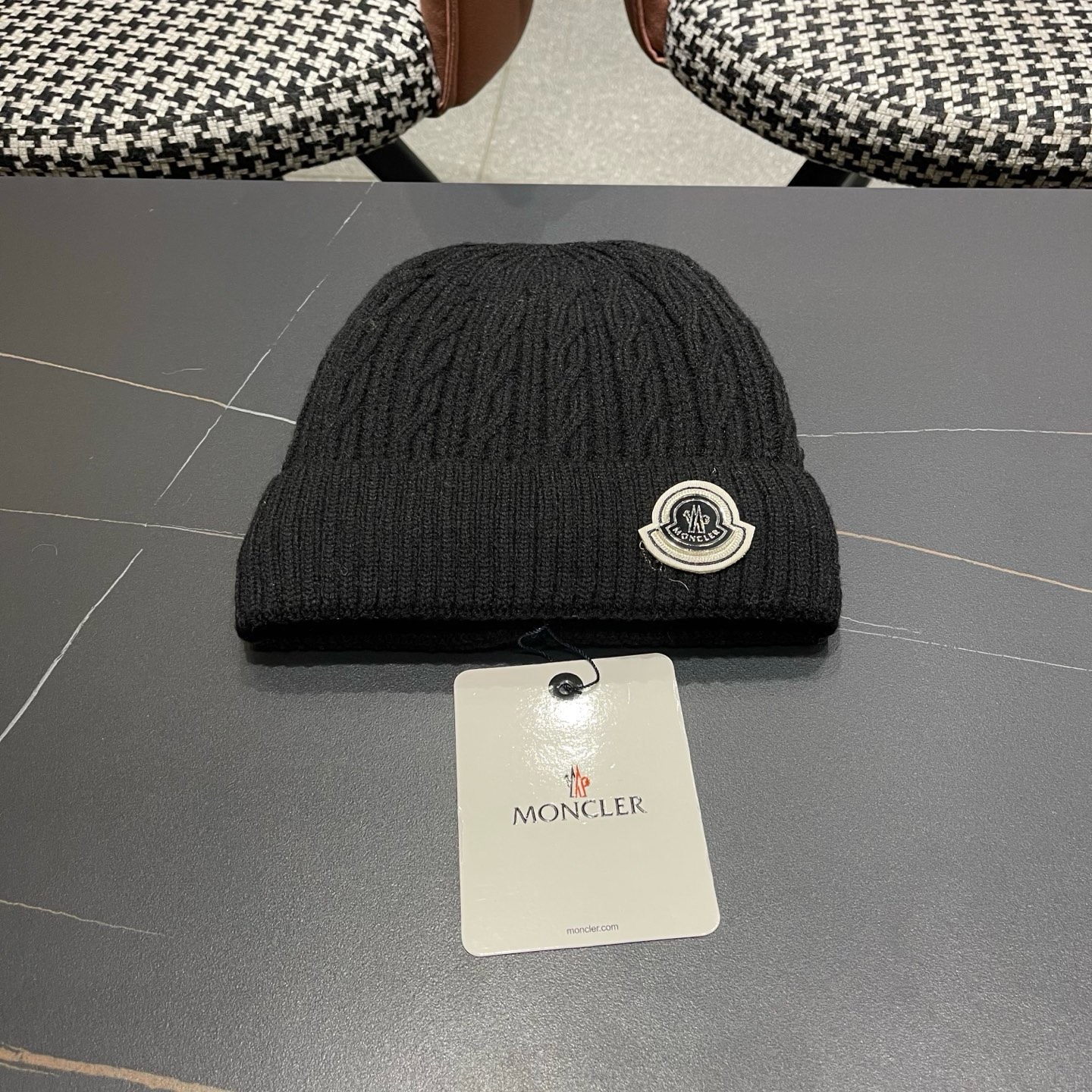 Moncler蒙口新款羊毛毛线帽毛茸茸的就在头顶，保暖又舒适，配大衣还是羽绒服，都是冬日里的最佳拍档。