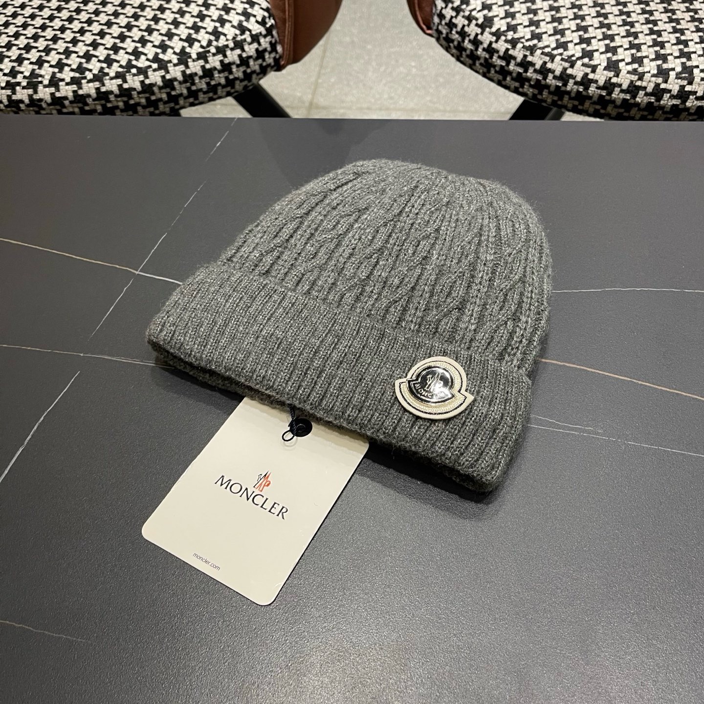Moncler蒙口新款羊毛毛线帽毛茸茸的就在头顶，保暖又舒适，配大衣还是羽绒服，都是冬日里的最佳拍档。
