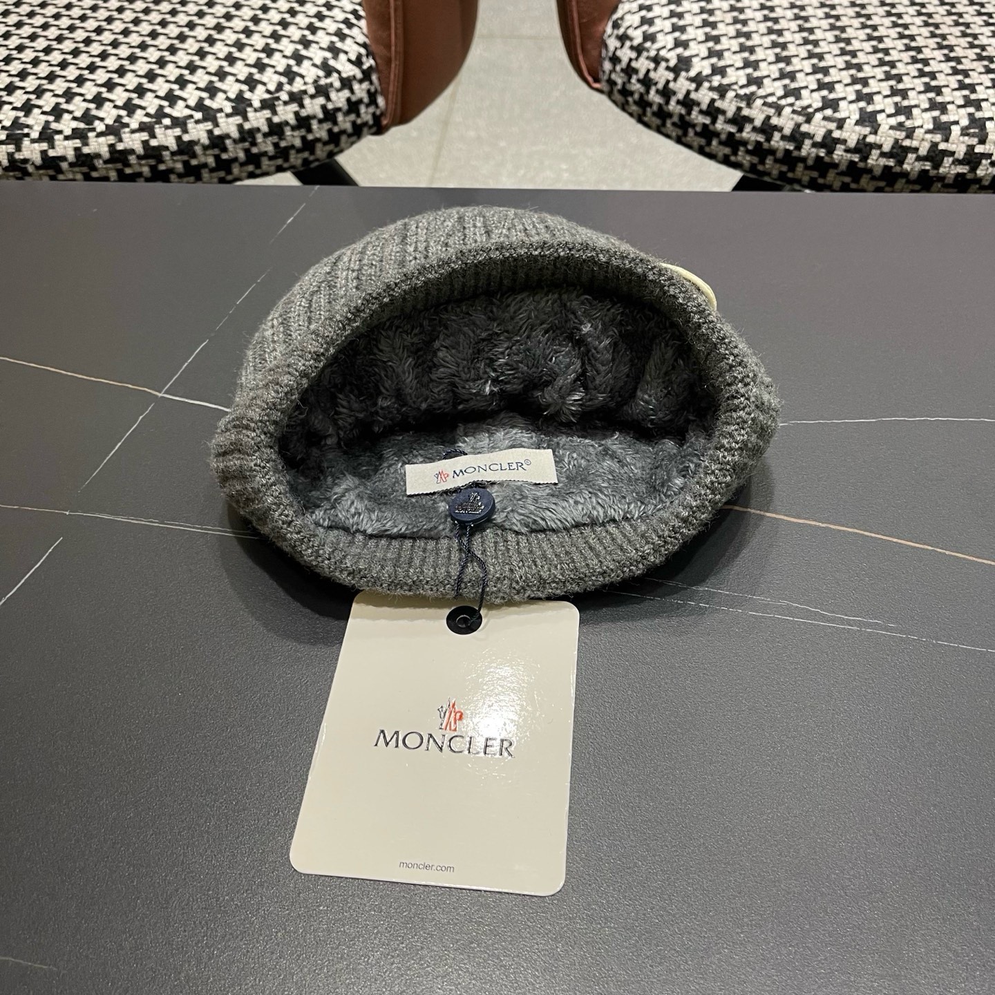 Moncler蒙口新款羊毛毛线帽毛茸茸的就在头顶，保暖又舒适，配大衣还是羽绒服，都是冬日里的最佳拍档。
