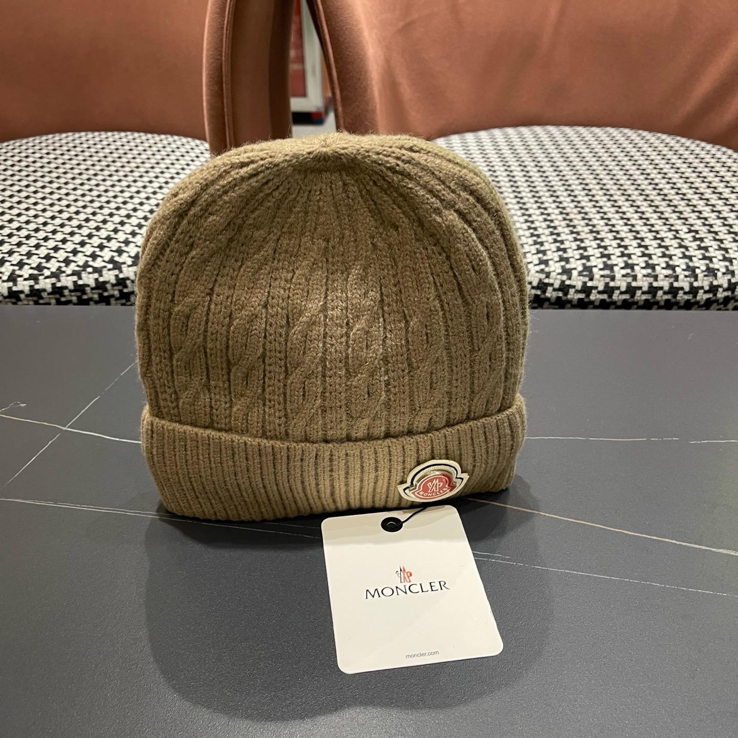 Moncler蒙口新款羊毛毛线帽毛茸茸的就在头顶，保暖又舒适，配大衣还是羽绒服，都是冬日里的最佳拍档。
