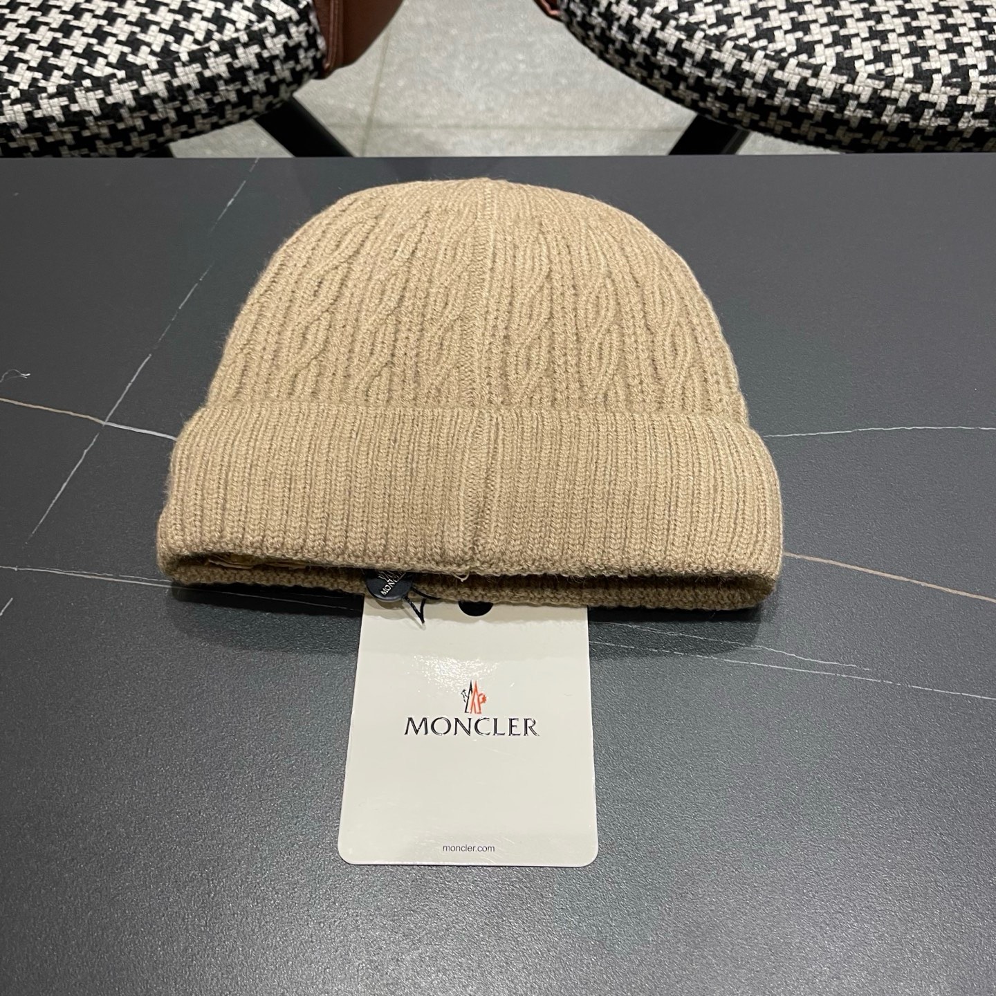 Moncler蒙口新款羊毛毛线帽毛茸茸的就在头顶，保暖又舒适，配大衣还是羽绒服，都是冬日里的最佳拍档。