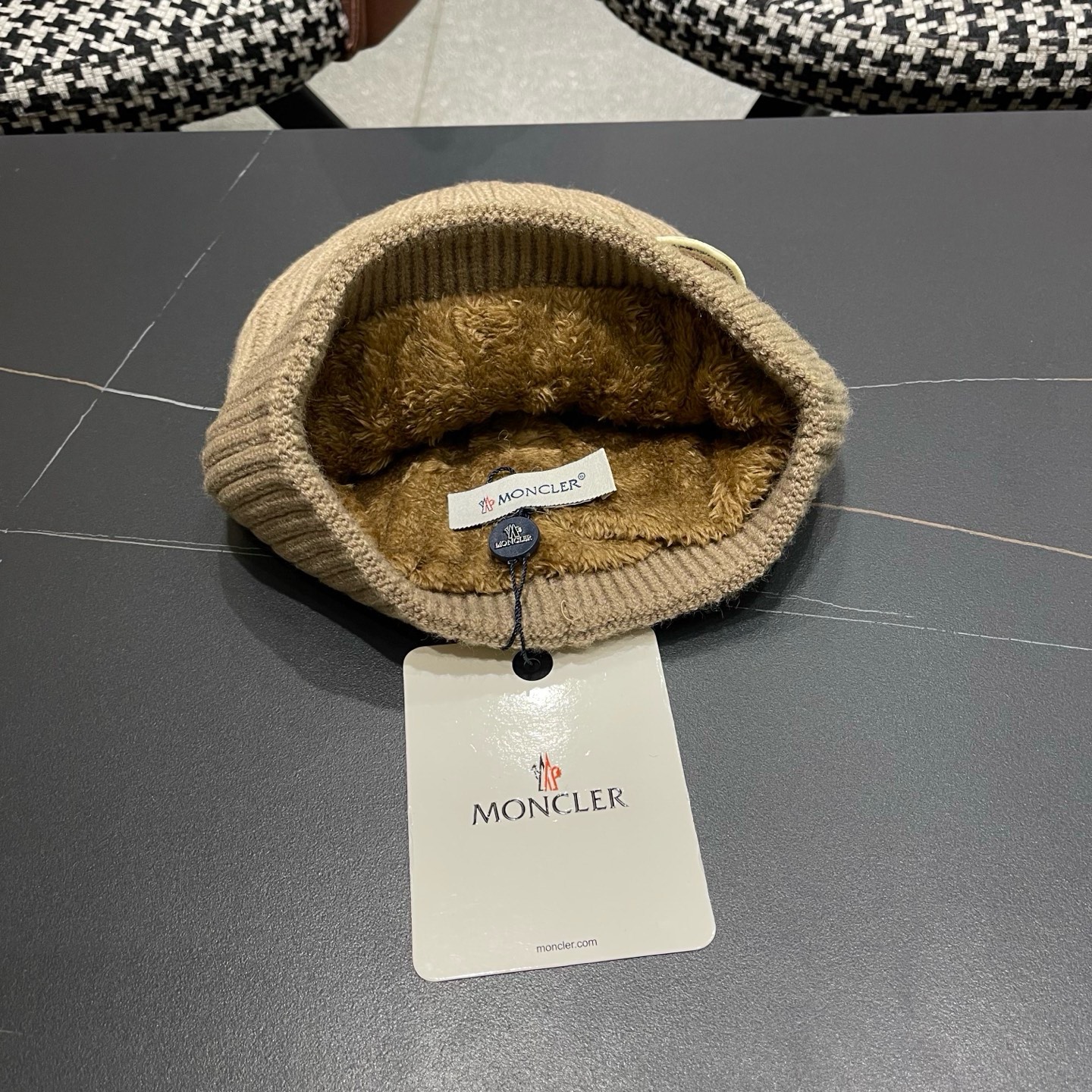 Moncler蒙口新款羊毛毛线帽毛茸茸的就在头顶，保暖又舒适，配大衣还是羽绒服，都是冬日里的最佳拍档。