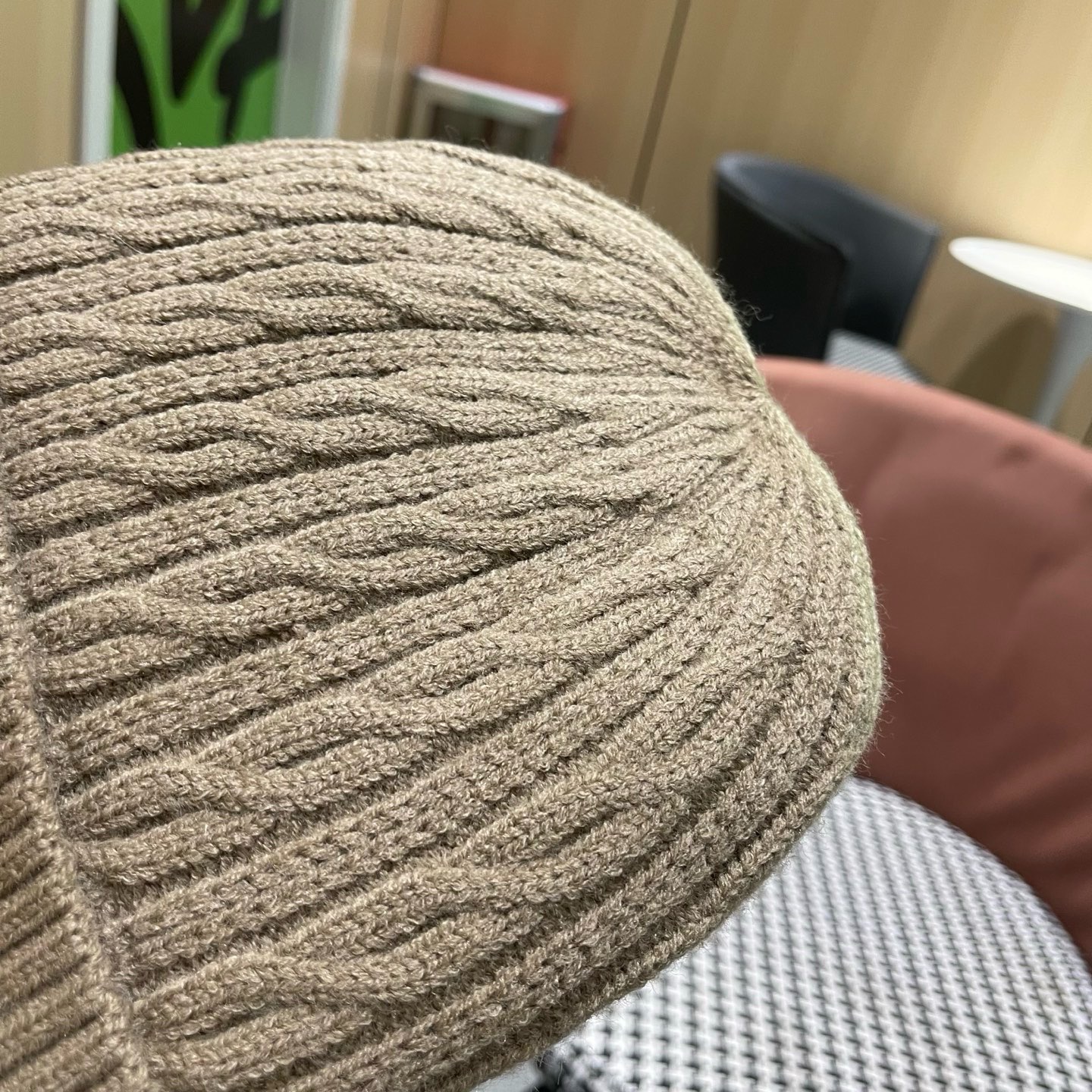 Moncler蒙口新款羊毛毛线帽毛茸茸的就在头顶，保暖又舒适，配大衣还是羽绒服，都是冬日里的最佳拍档。