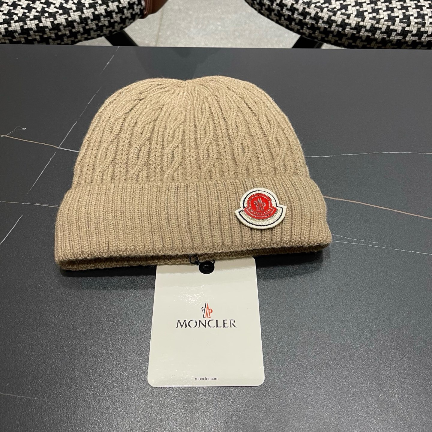 Moncler蒙口新款羊毛毛线帽毛茸茸的就在头顶，保暖又舒适，配大衣还是羽绒服，都是冬日里的最佳拍档。