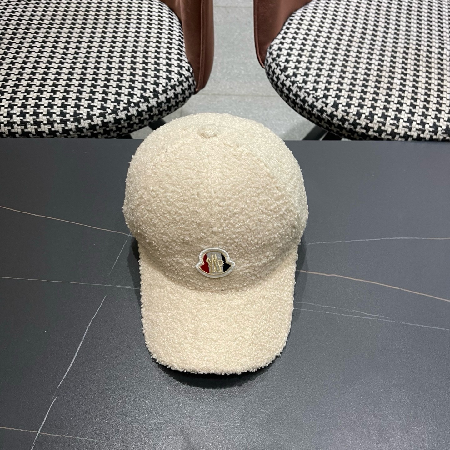Moncler蒙口 秋冬新款毛绒绒棒球帽 ， 质感满满.真的yyds ～