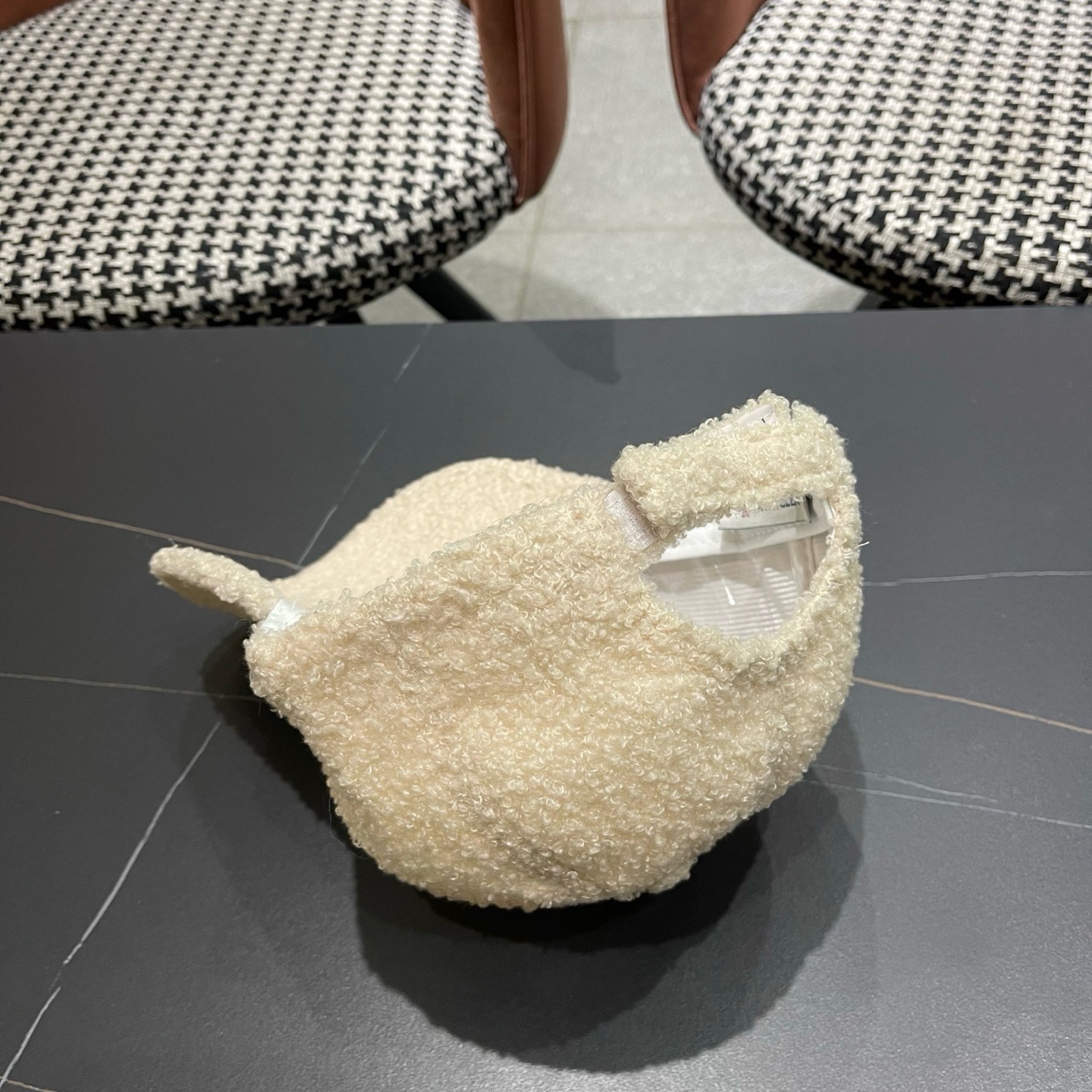 Moncler蒙口 秋冬新款毛绒绒棒球帽 ， 质感满满.真的yyds ～