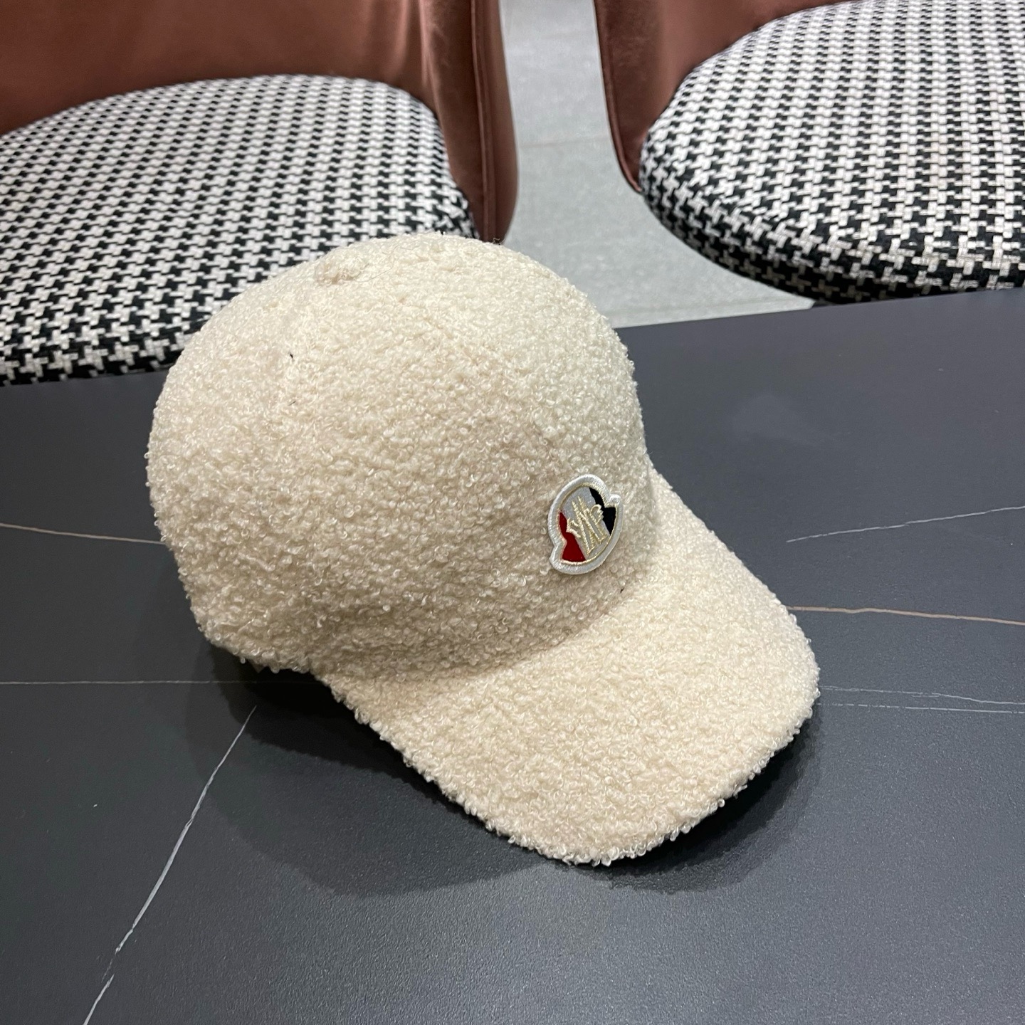 Moncler蒙口 秋冬新款毛绒绒棒球帽 ， 质感满满.真的yyds ～