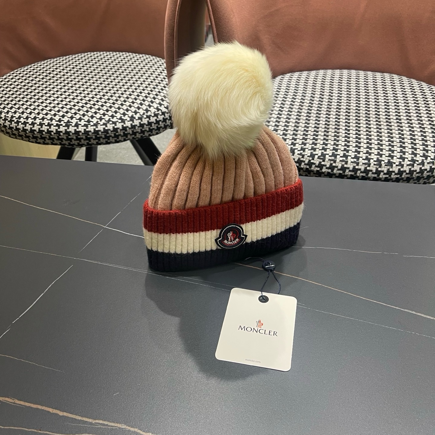 蒙口针织帽MONCLER毛线帽👍配狐狸毛帽🎀质量非常柔软舒服，保暖又时尚，简约大气，百搭款！