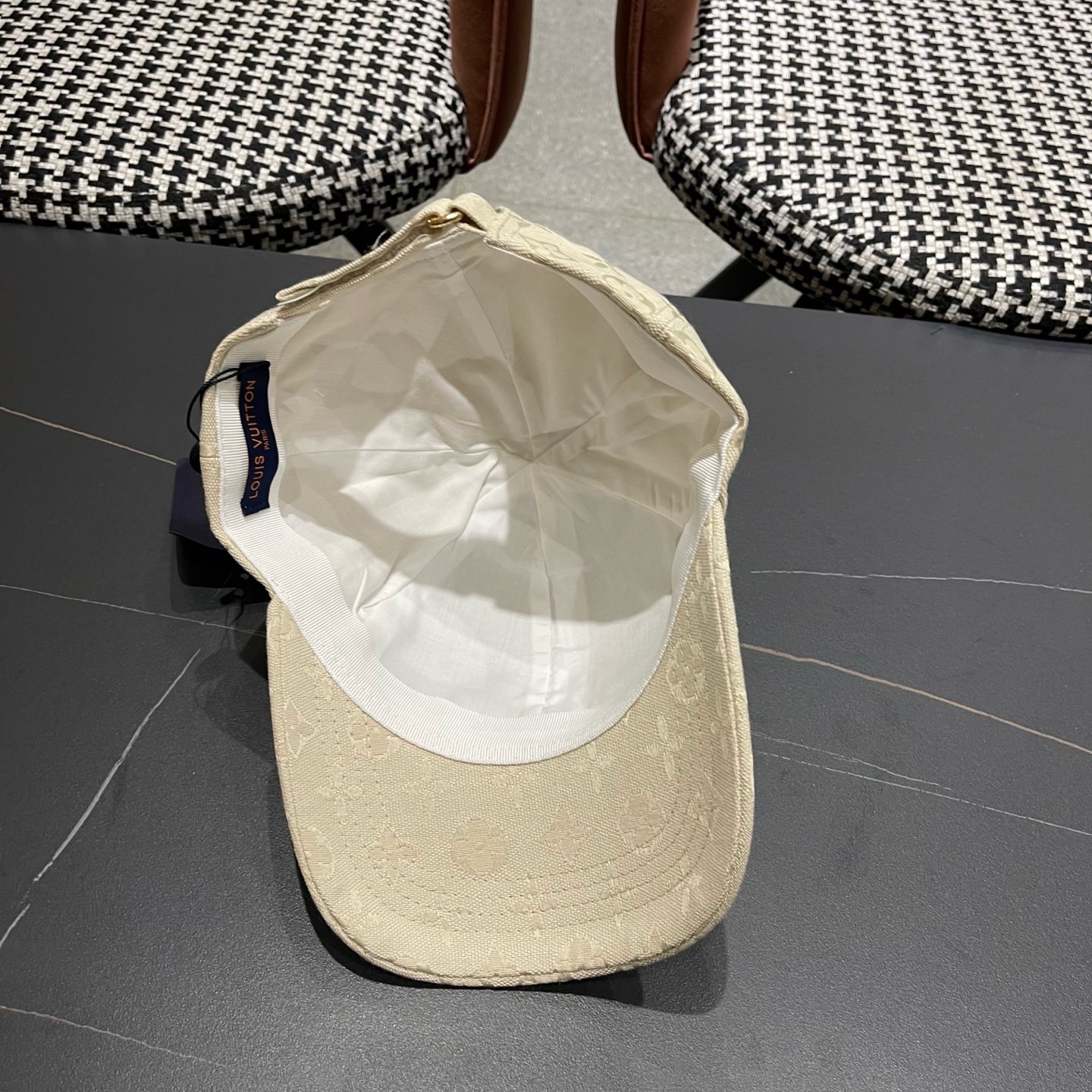 路易威登lv新款棒球帽 LouisVuitton😍新款重工打造♥️高端大气，百搭款🤗男女通用！