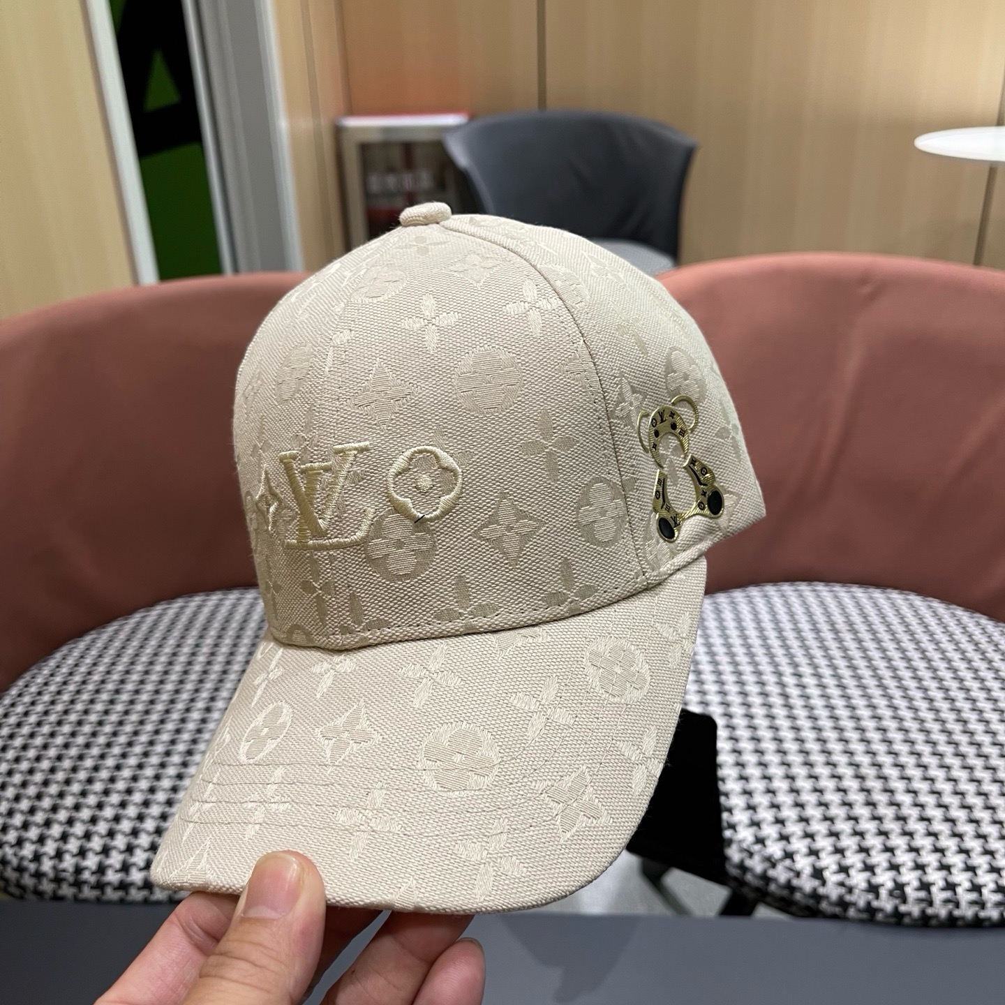 路易威登lv新款棒球帽 LouisVuitton😍新款重工打造♥️高端大气，百搭款🤗男女通用！