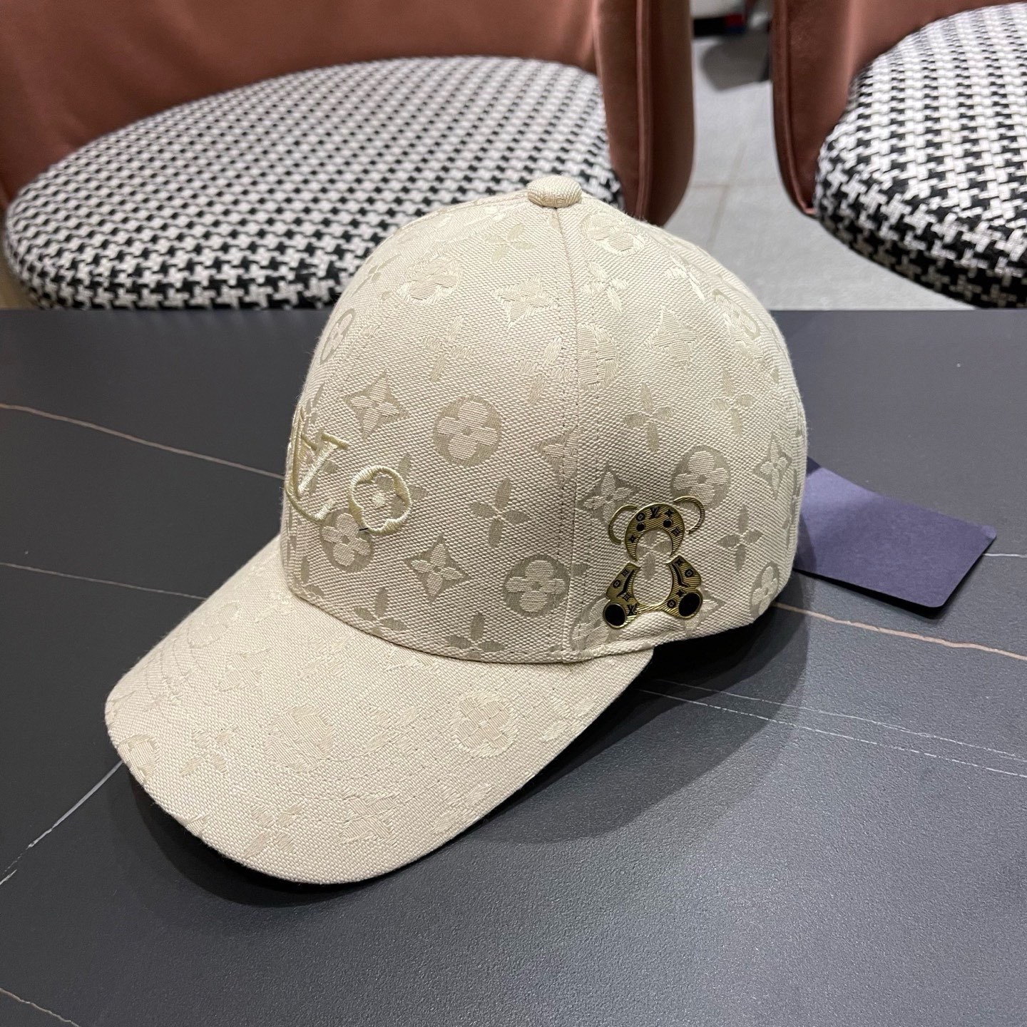 路易威登lv新款棒球帽 LouisVuitton😍新款重工打造♥️高端大气，百搭款🤗男女通用！