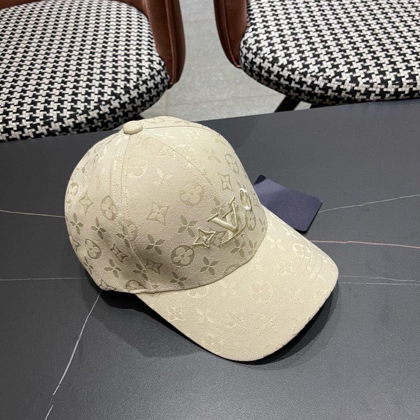 路易威登lv新款棒球帽 LouisVuitton😍新款重工打造♥️高端大气，百搭款🤗男女通用！