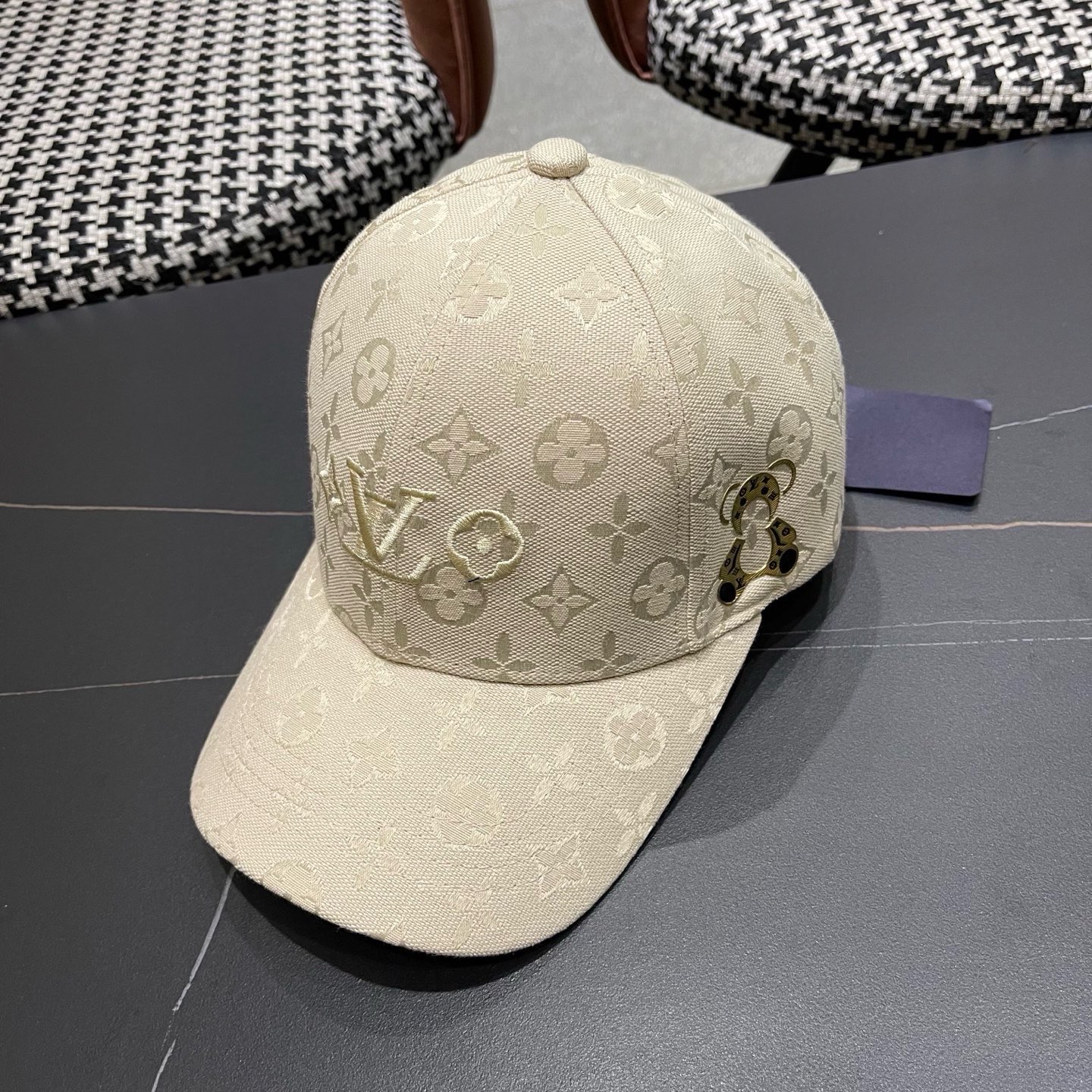 路易威登lv新款棒球帽 LouisVuitton😍新款重工打造♥️高端大气，百搭款🤗男女通用！