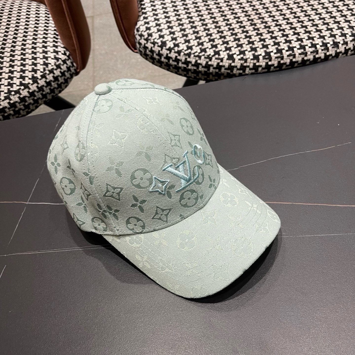 路易威登lv新款棒球帽 LouisVuitton😍新款重工打造♥️高端大气，百搭款🤗男女通用！
