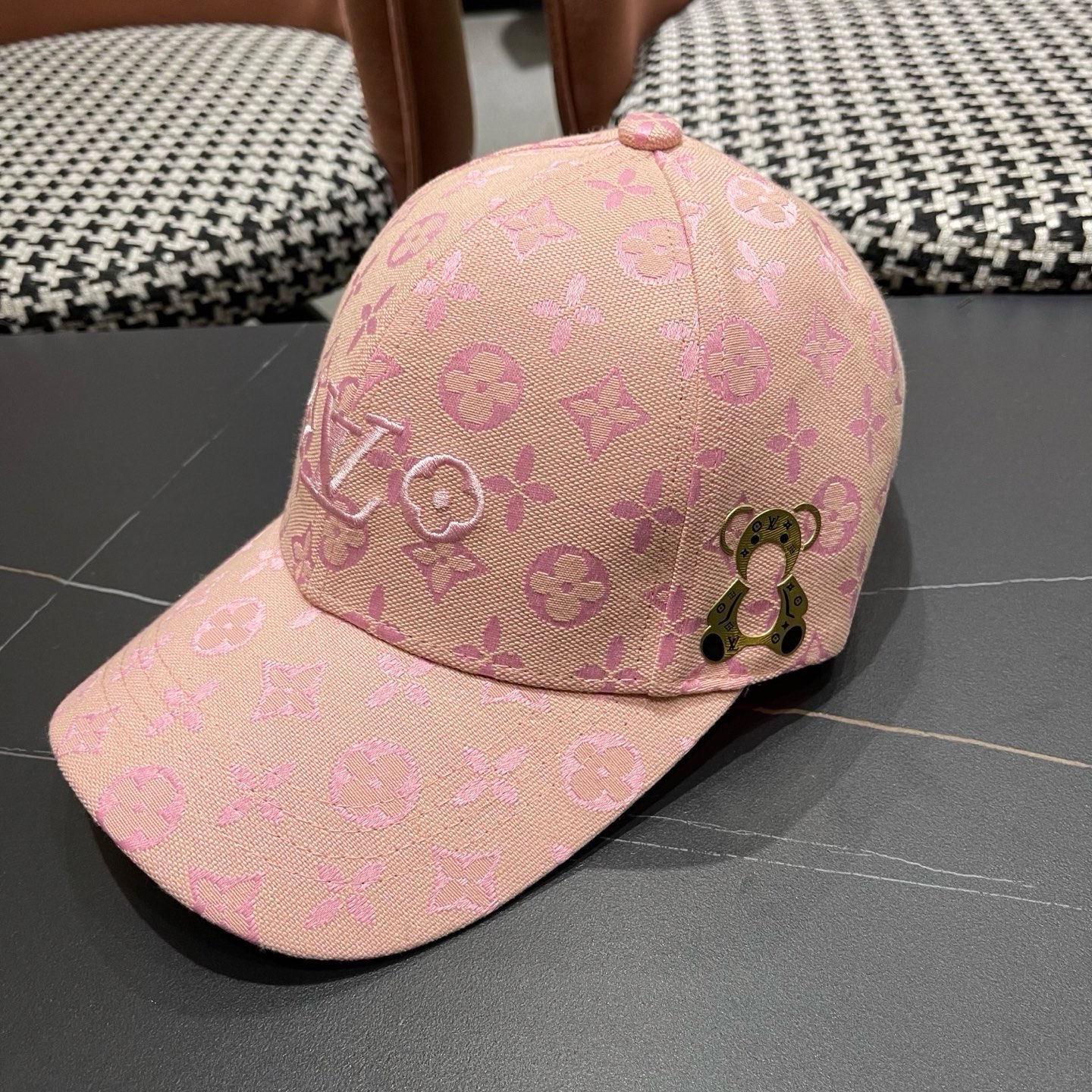 路易威登lv新款棒球帽 LouisVuitton😍新款重工打造♥️高端大气，百搭款🤗男女通用！款🤗男女通
