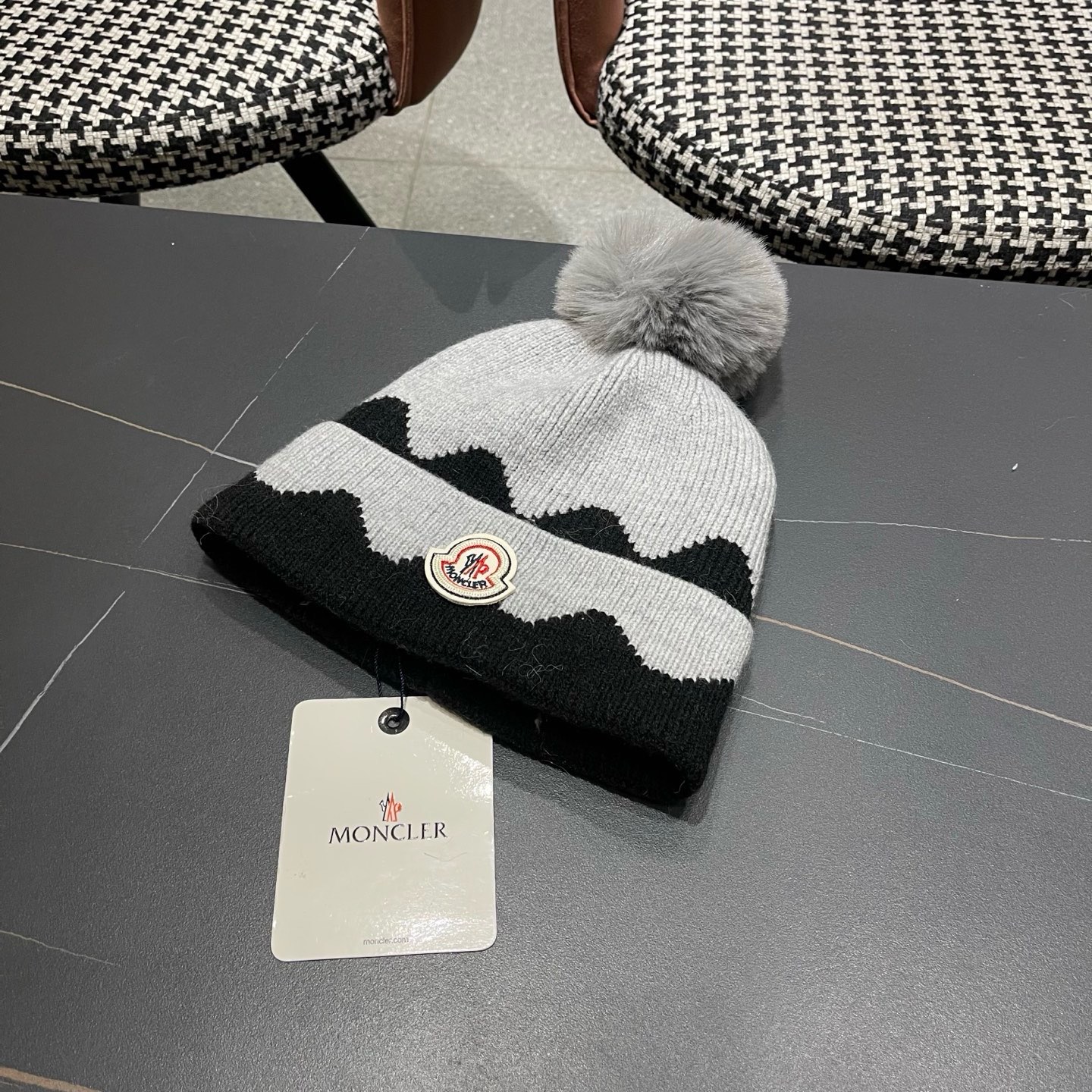 MONCLER（蒙口） 双层保暖加绒加厚简约时尚带毛球护耳毛绒针织帽提花拼色欧美女款