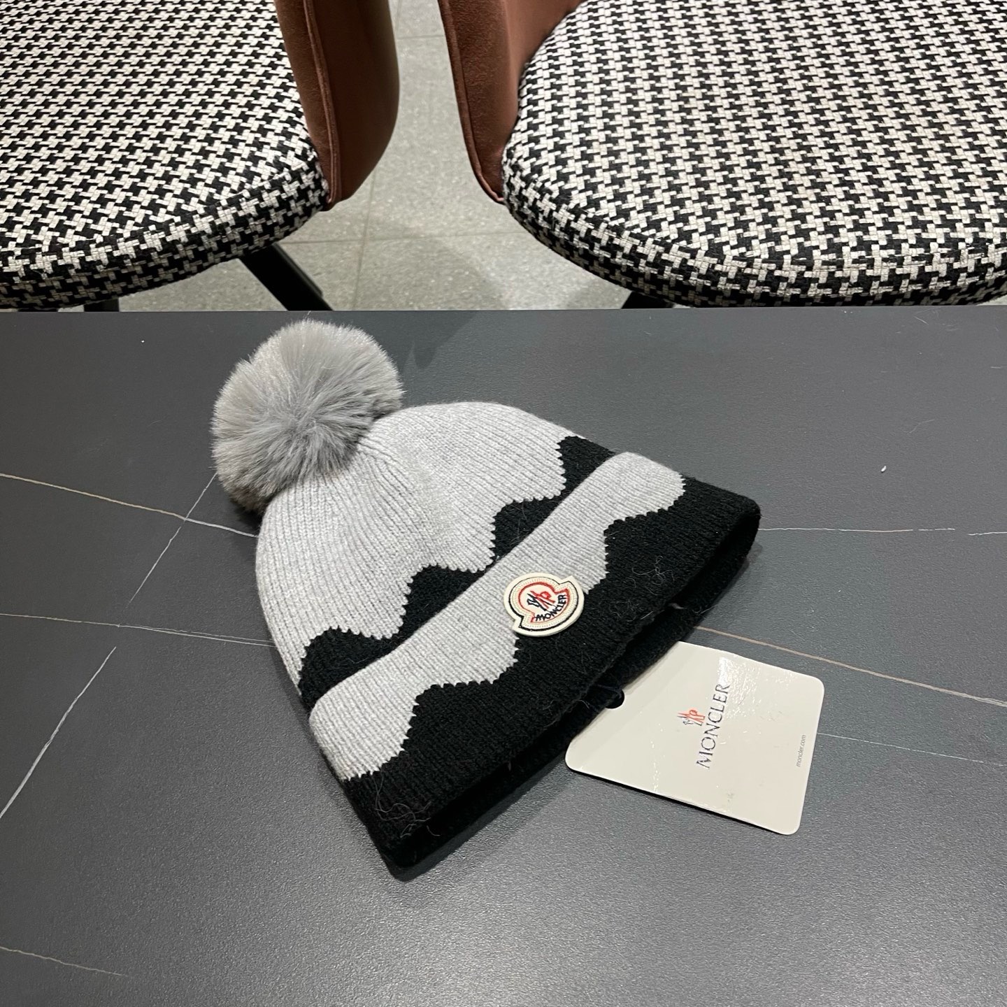 MONCLER（蒙口） 双层保暖加绒加厚简约时尚带毛球护耳毛绒针织帽提花拼色欧美女款