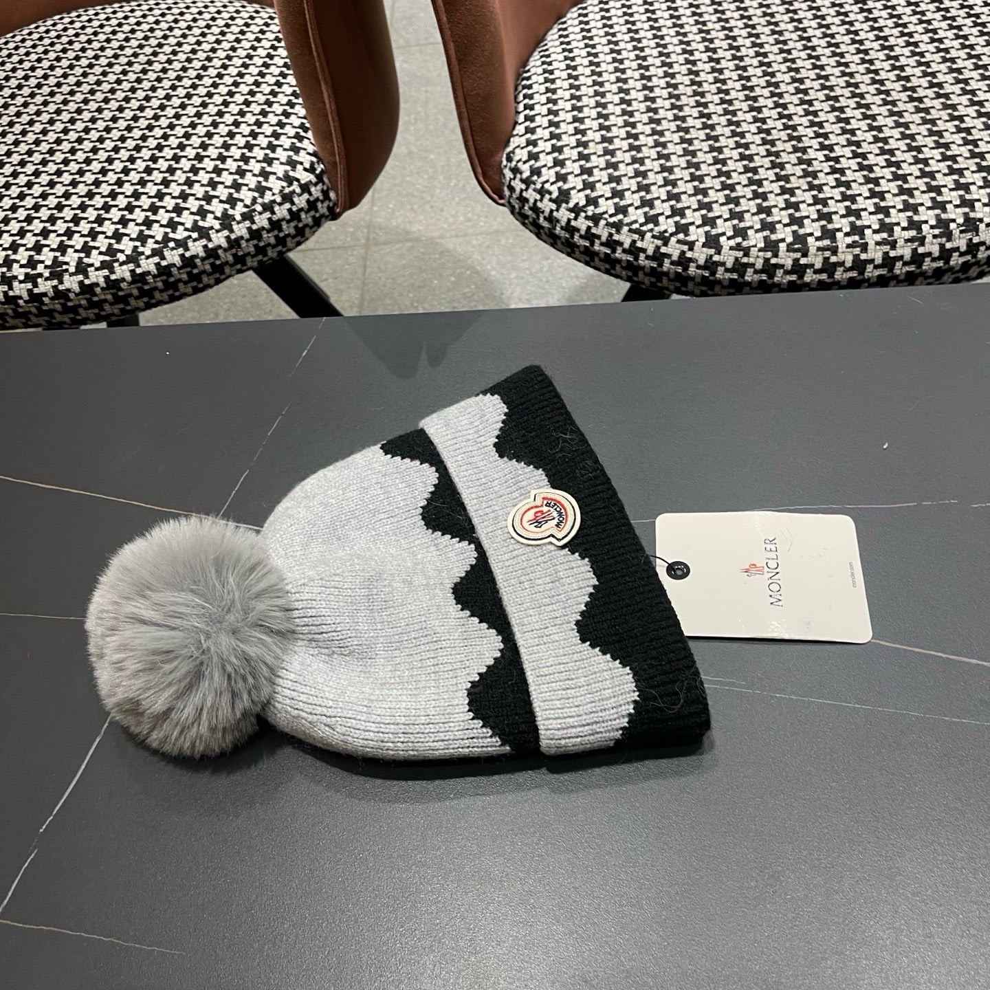 MONCLER（蒙口） 双层保暖加绒加厚简约时尚带毛球护耳毛绒针织帽提花拼色欧美女款
