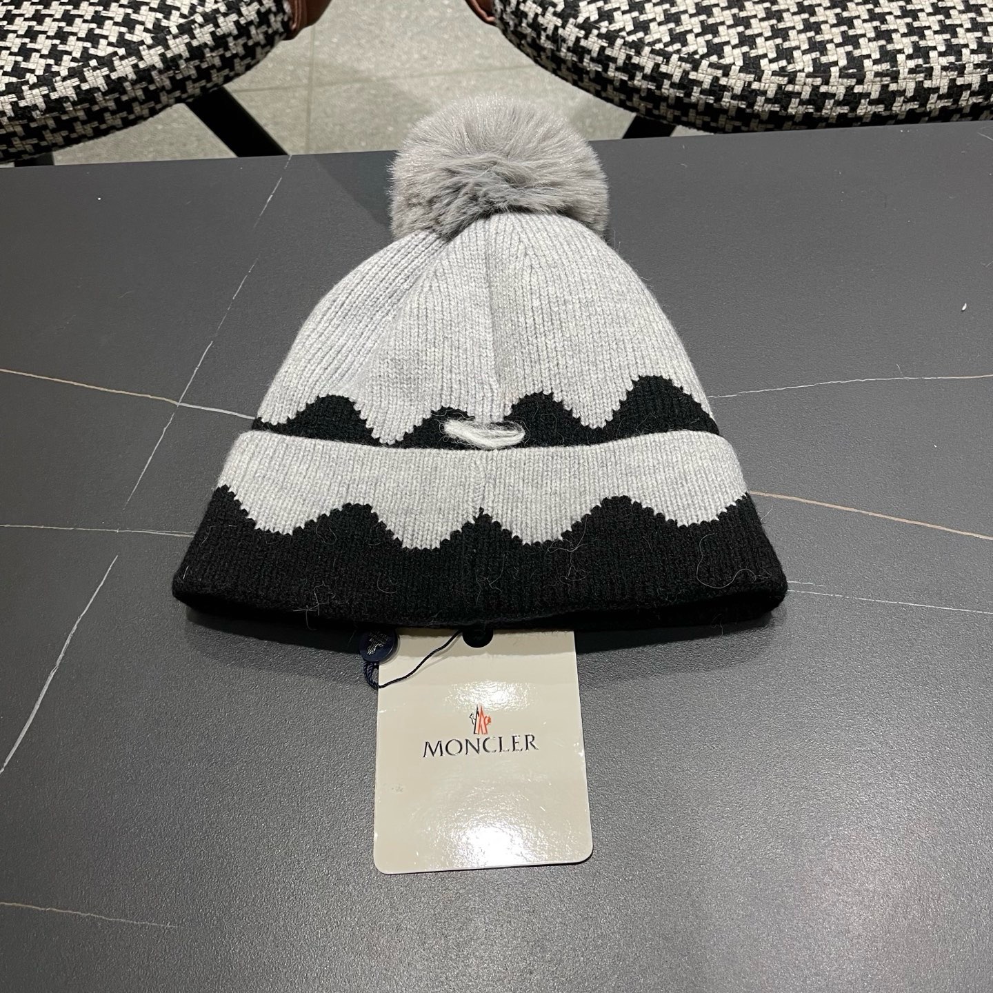 MONCLER（蒙口） 双层保暖加绒加厚简约时尚带毛球护耳毛绒针织帽提花拼色欧美女款